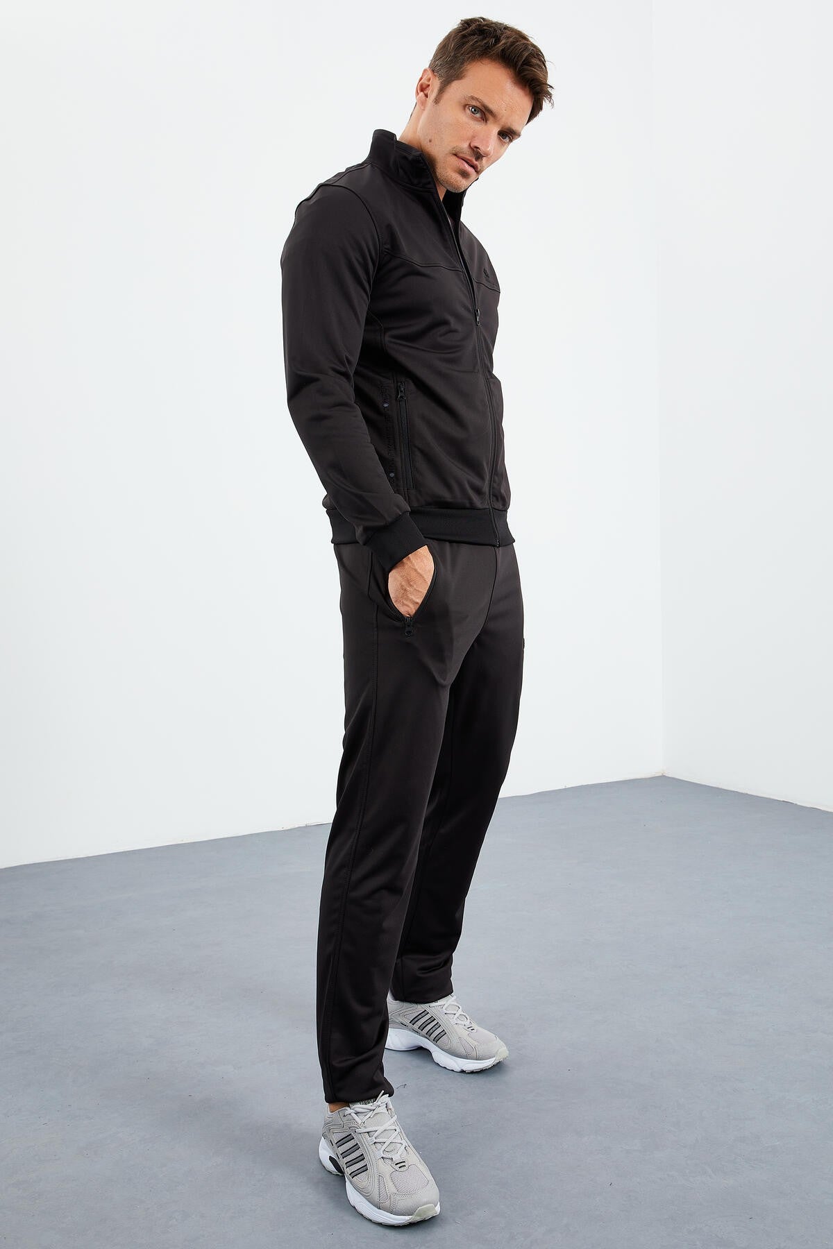 Siyah Dik Yaka Fermuarlı Standart Kalıp Klasik Paça Erkek Eşofman Takımı  - 85162