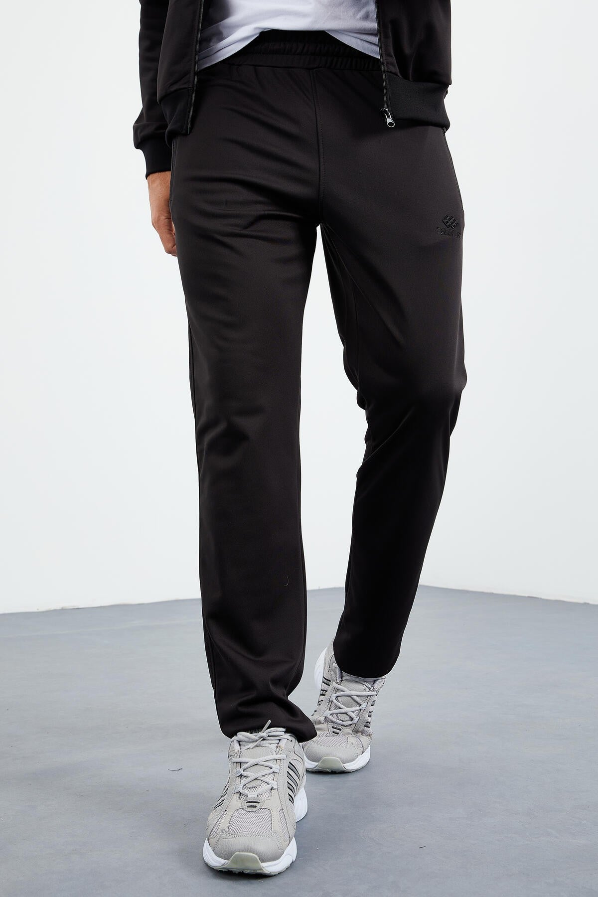 Siyah Dik Yaka Fermuarlı Standart Kalıp Klasik Paça Erkek Eşofman Takımı  - 85162