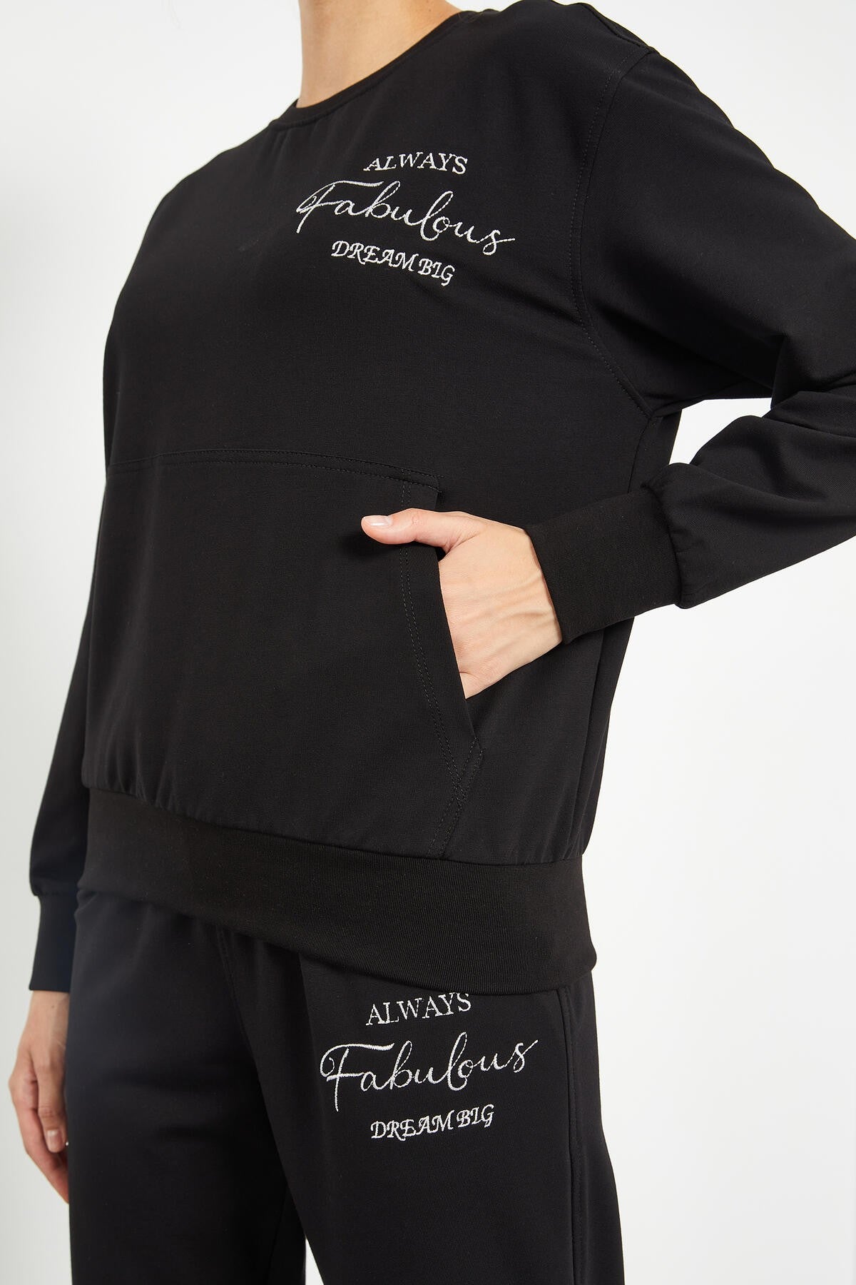 Siyah O Yaka Yazı Nakışlı Kadın Oversize Eşofman Takımı - 95300