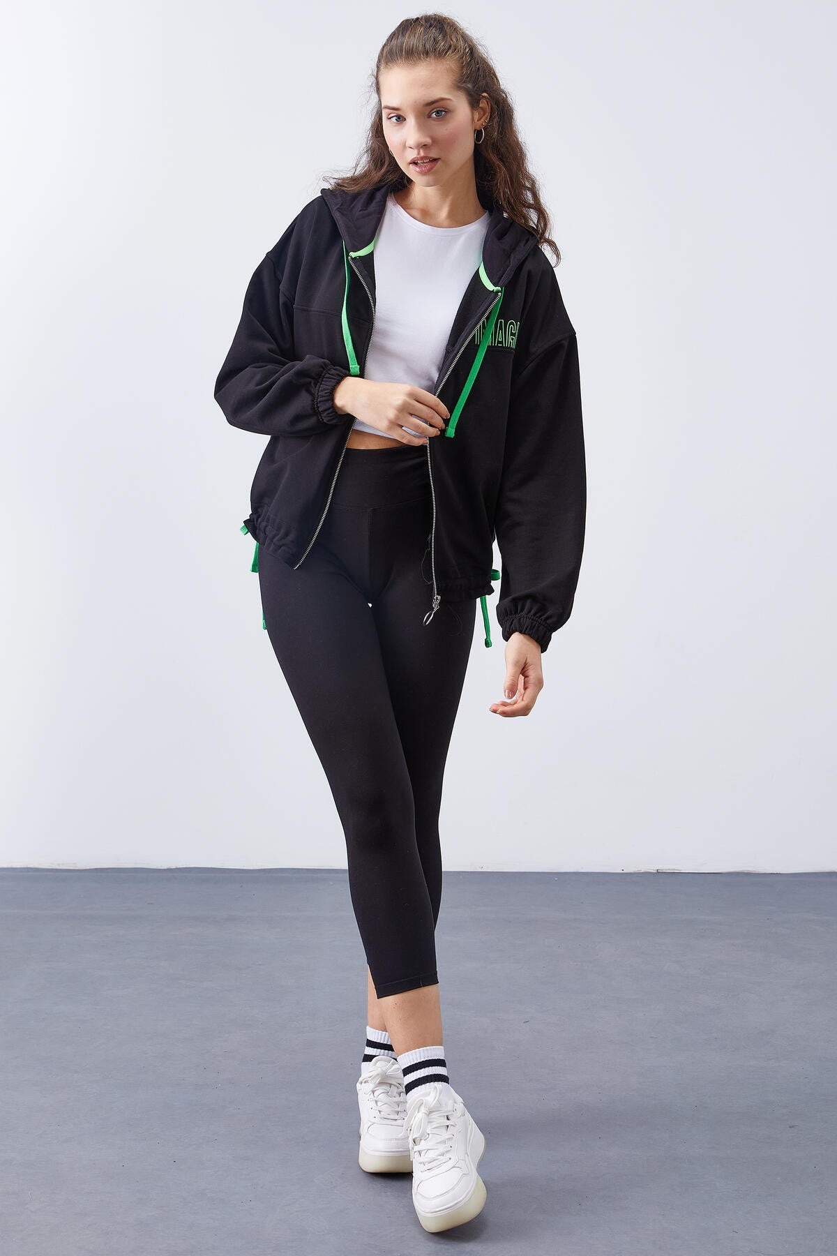 Siyah Kapüşonlu Renkli Bağcıklı Fermuarlı Kadın Oversize Sweatshirt - 97176