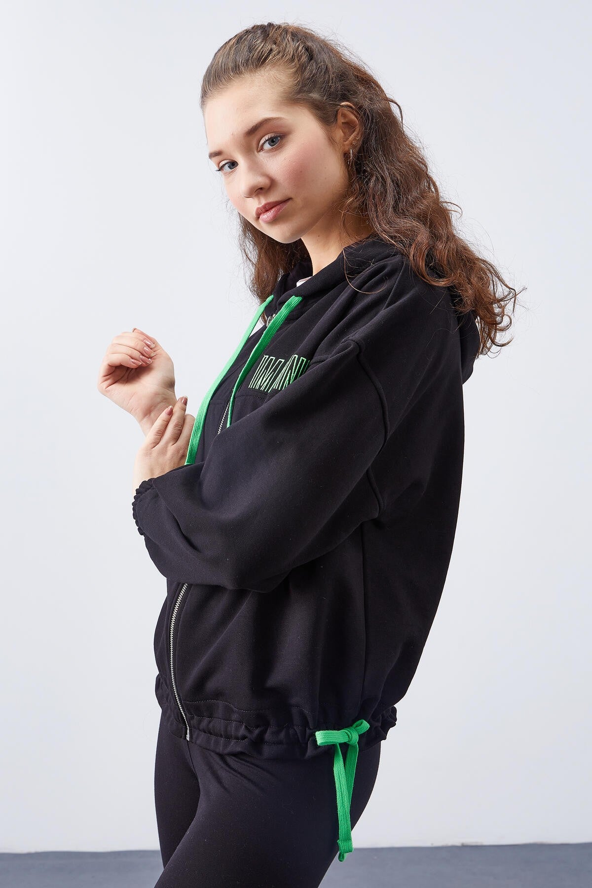 Siyah Kapüşonlu Renkli Bağcıklı Fermuarlı Kadın Oversize Sweatshirt - 97176