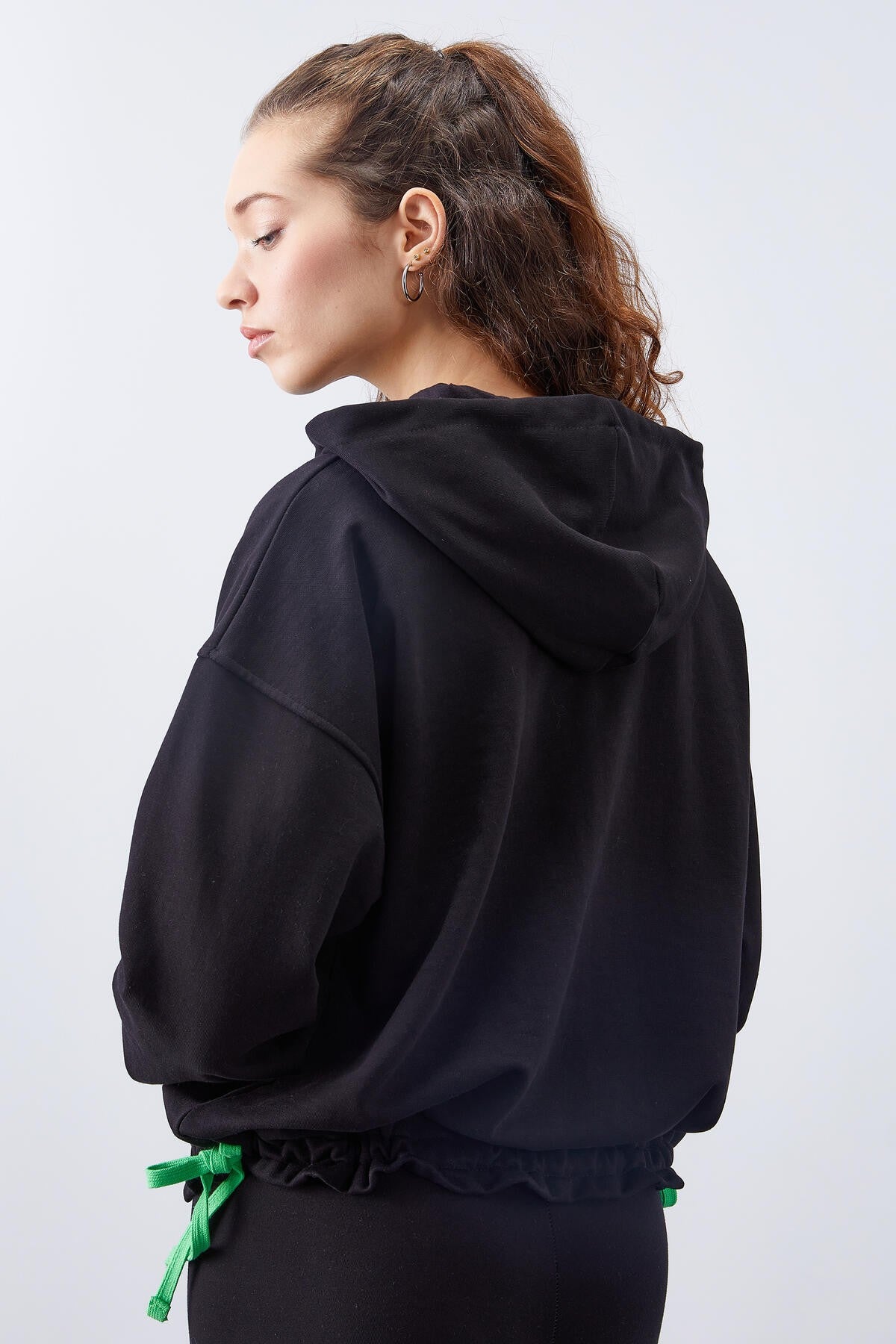 Siyah Kapüşonlu Renkli Bağcıklı Fermuarlı Kadın Oversize Sweatshirt - 97176