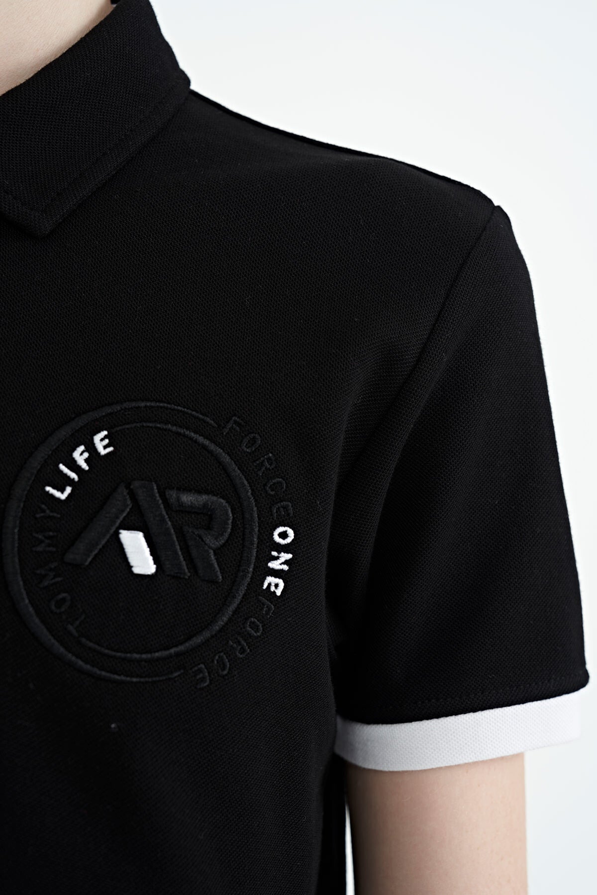 Siyah Kol Ucu Renkli Logo Nakışlı Standart Kalıp Polo Yaka Erkek Çocuk T-Shirt - 11138