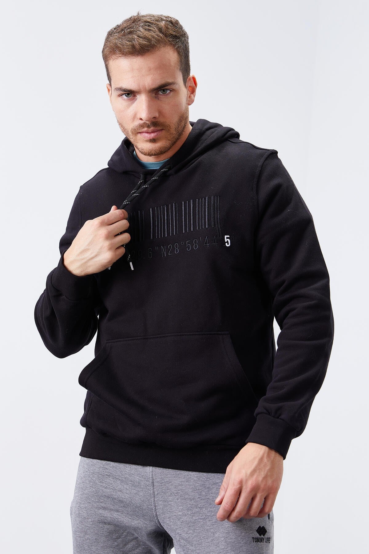 Siyah Nakışlı Kanguru Cep Standart Kalıp Kapüşonlu Erkek Sweatshirt - 87839