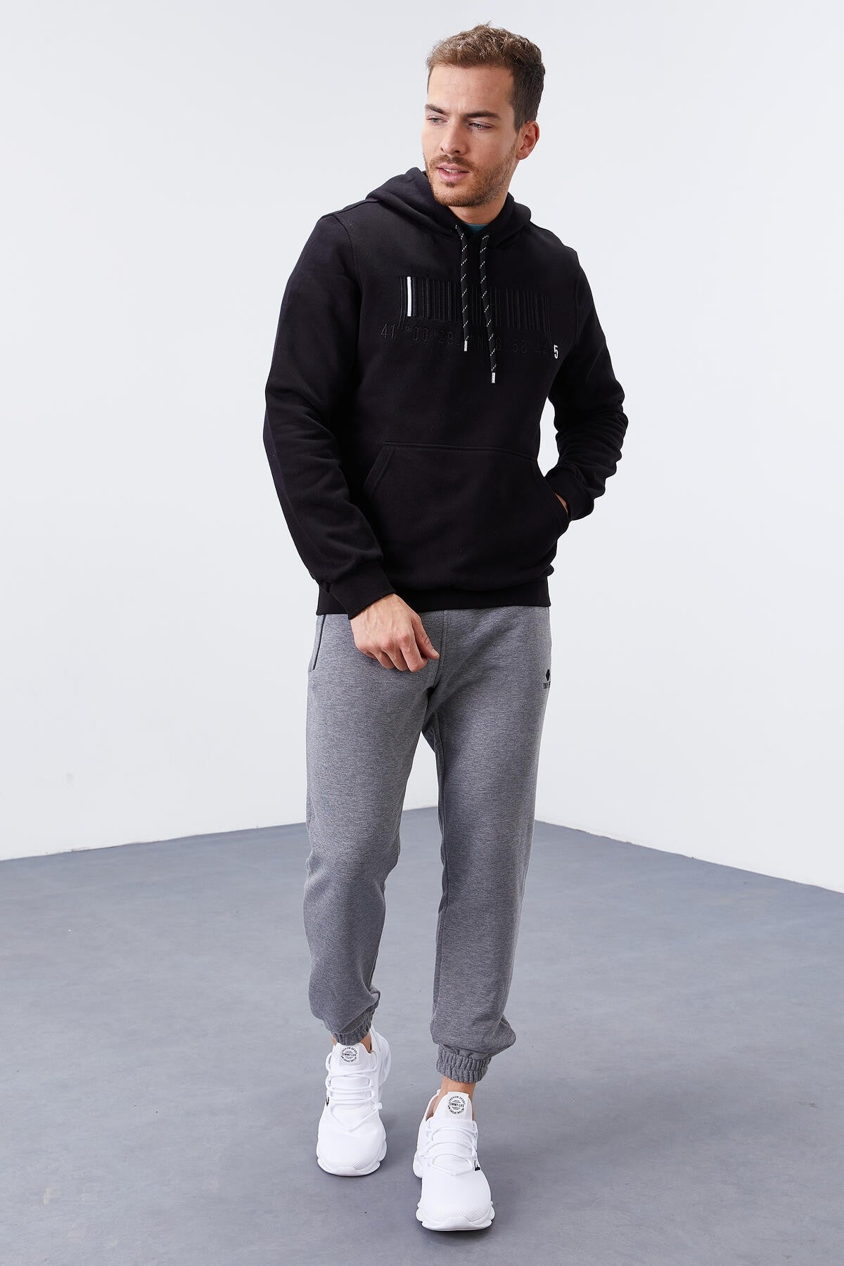 Siyah Nakışlı Kanguru Cep Standart Kalıp Kapüşonlu Erkek Sweatshirt - 87839