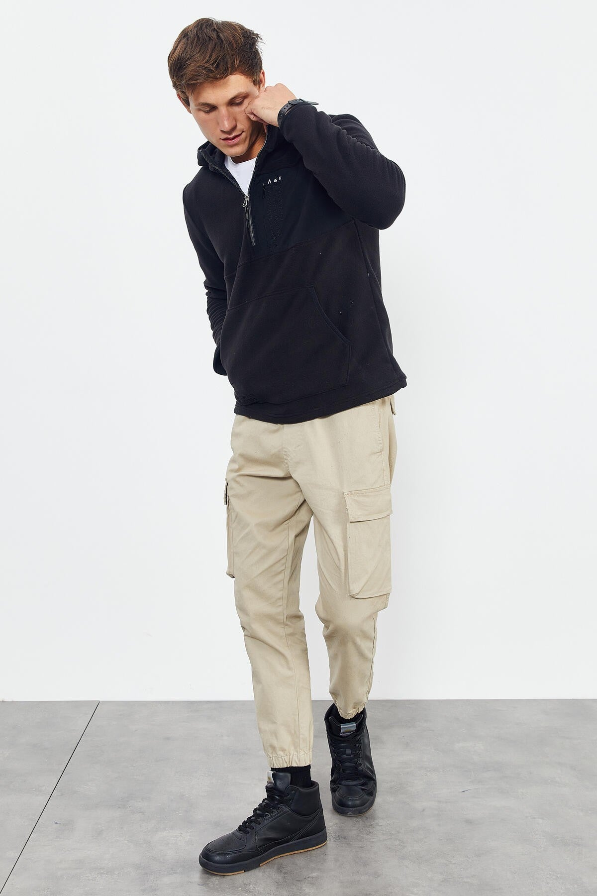 Siyah Nakışlı Yarım Fermuar Kapüşonlu Standart Kalıp Erkek Polar Sweatshirt - 87996