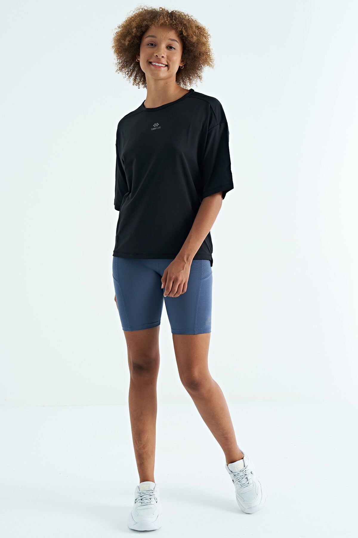 Siyah O Yaka Baskı Detaylı Oversize Kısa Kol Kadın T-Shirt - 97263