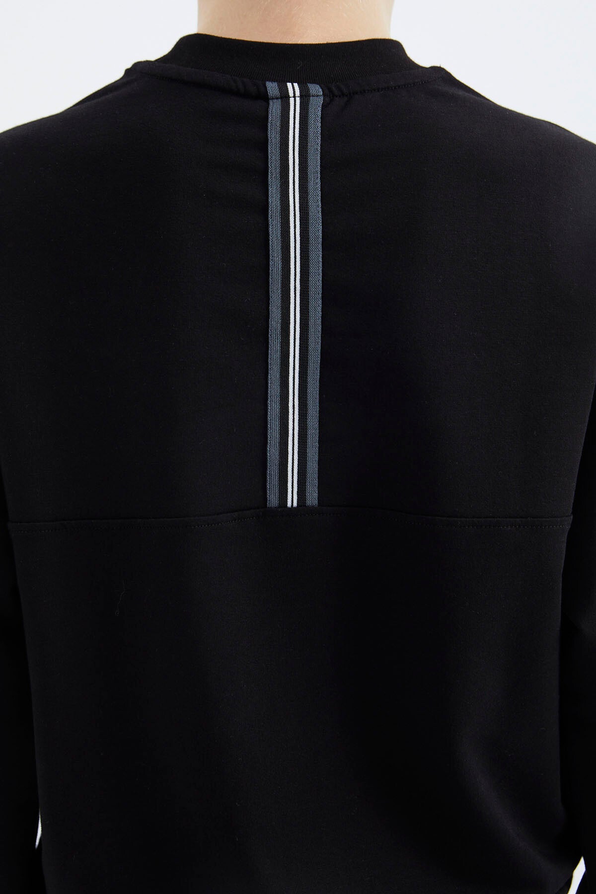 Siyah O Yaka Erkek Çocuk Sweatshirt - 11178