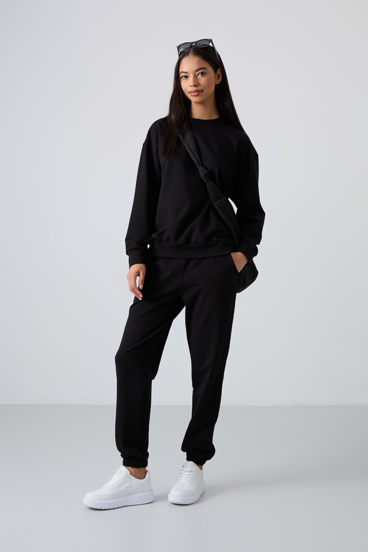 Siyah Basic Pamuklu O Yaka Oversize Lastik Paça Kadın Eşofman Takım - 95287