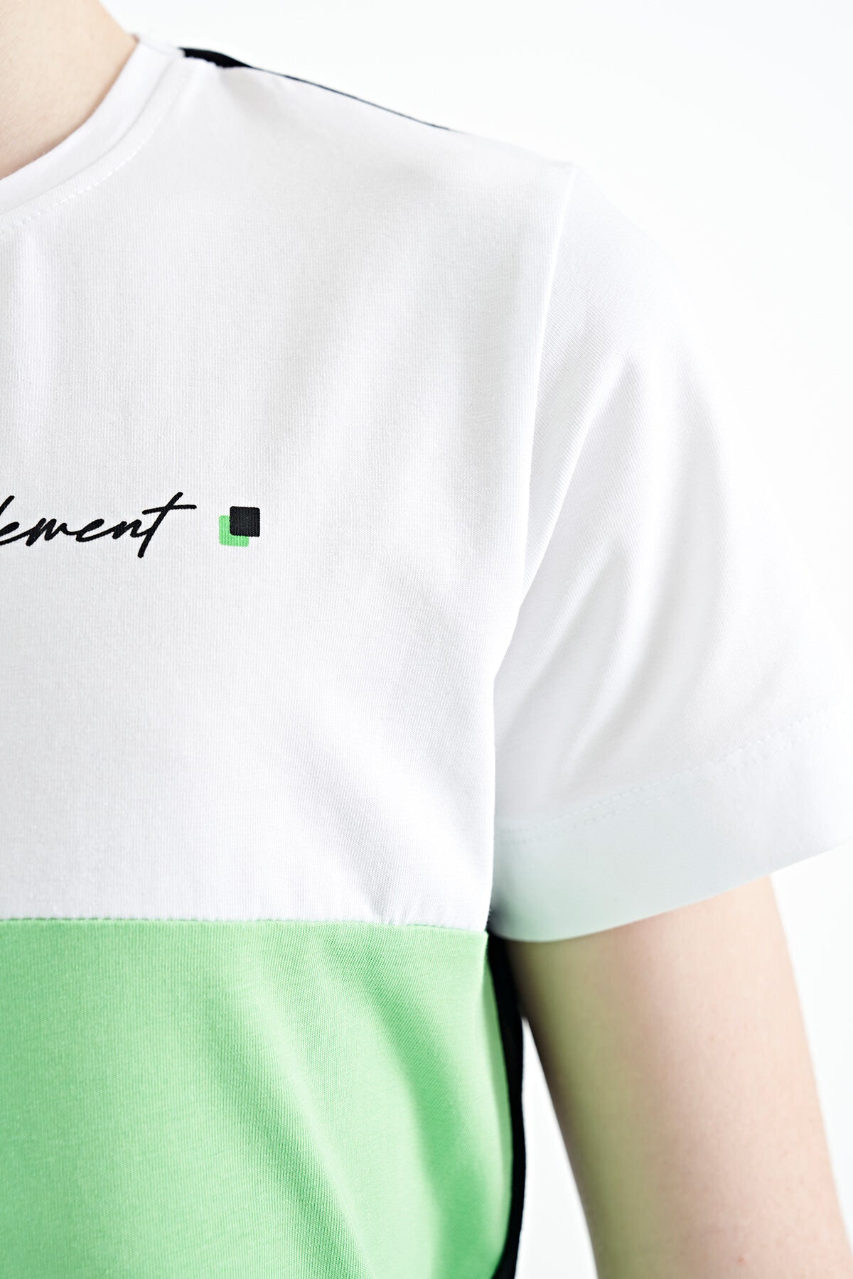 Siyah Renk Bloklu O Yaka Baskı Detaylı Standart Kalıp Erkek Çocuk T-Shirt - 11135