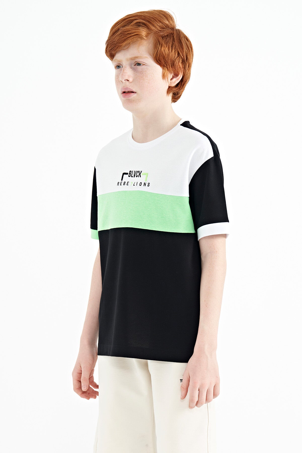 Siyah Renk Geçişli Nakışlı Oversize Erkek Çocuk T-Shirt - 11159