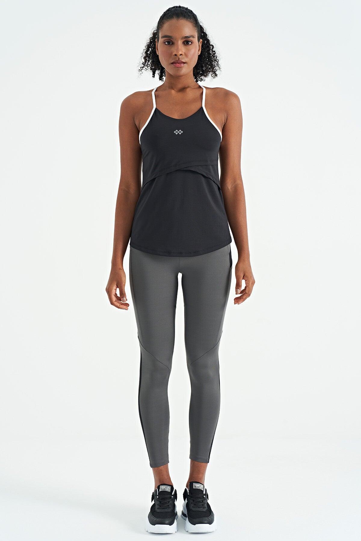 Siyah Sırt Çarpraz Askı Detaylı Standart Kalıp Kadın Spor Atlet - 97261