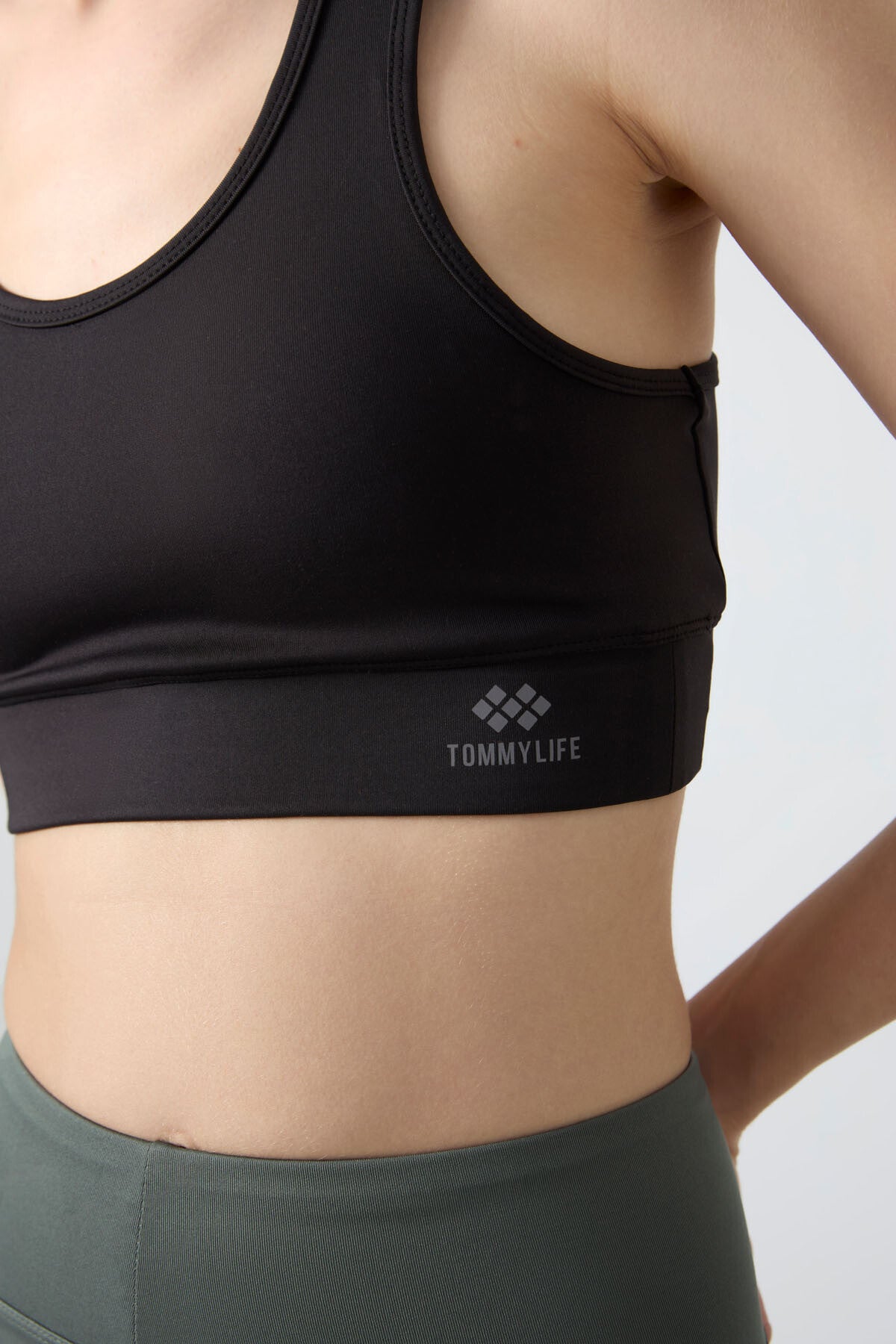 Siyah Sırt Detaylı Dar Kalıp U Yaka Kadın Spor Büstiyer - 97120