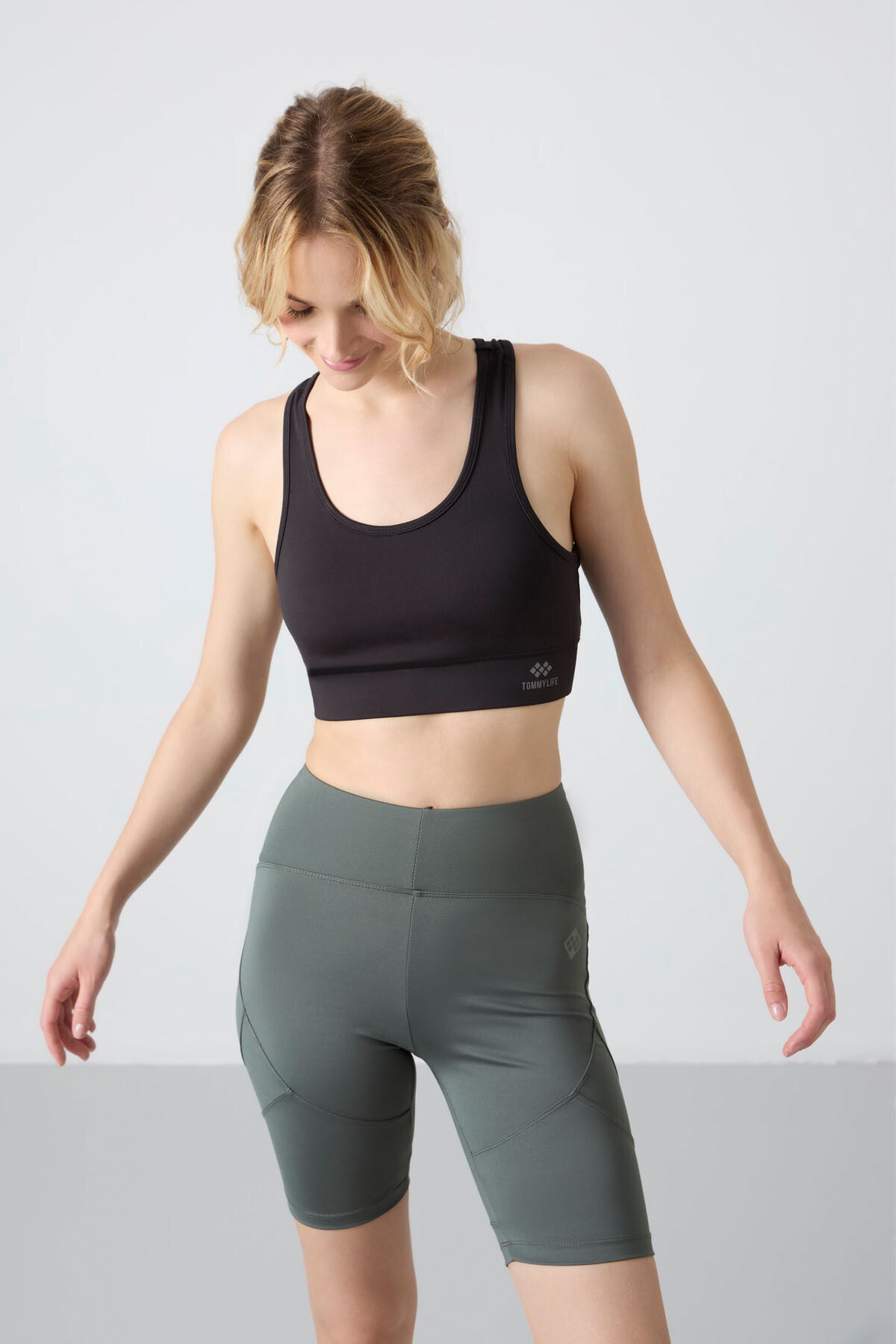 Siyah Sırt Detaylı Dar Kalıp U Yaka Kadın Spor Büstiyer - 97120