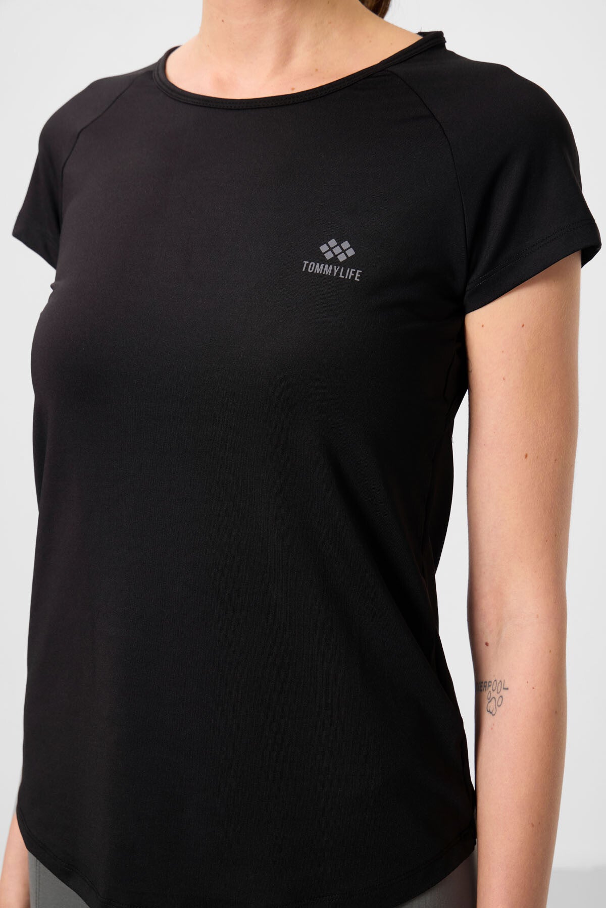 Siyah Sırt Pencereli Kısa Kol Standart Kalıp O Yaka Kadın T-Shirt - 97101