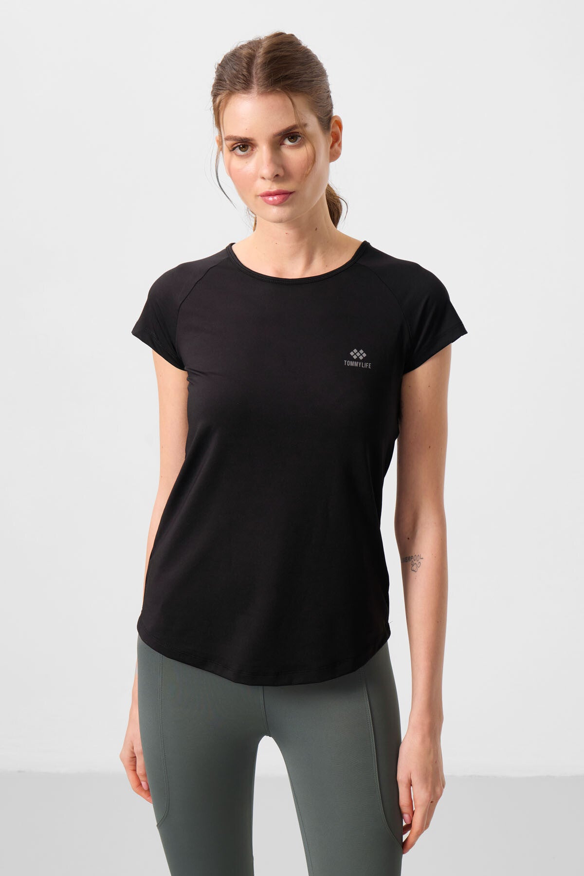 Siyah Sırt Pencereli Kısa Kol Standart Kalıp O Yaka Kadın T-Shirt - 97101