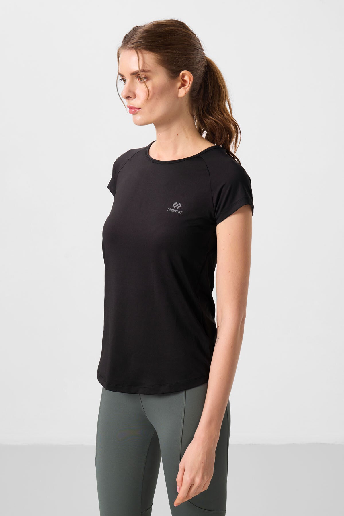 Siyah Sırt Pencereli Kısa Kol Standart Kalıp O Yaka Kadın T-Shirt - 97101