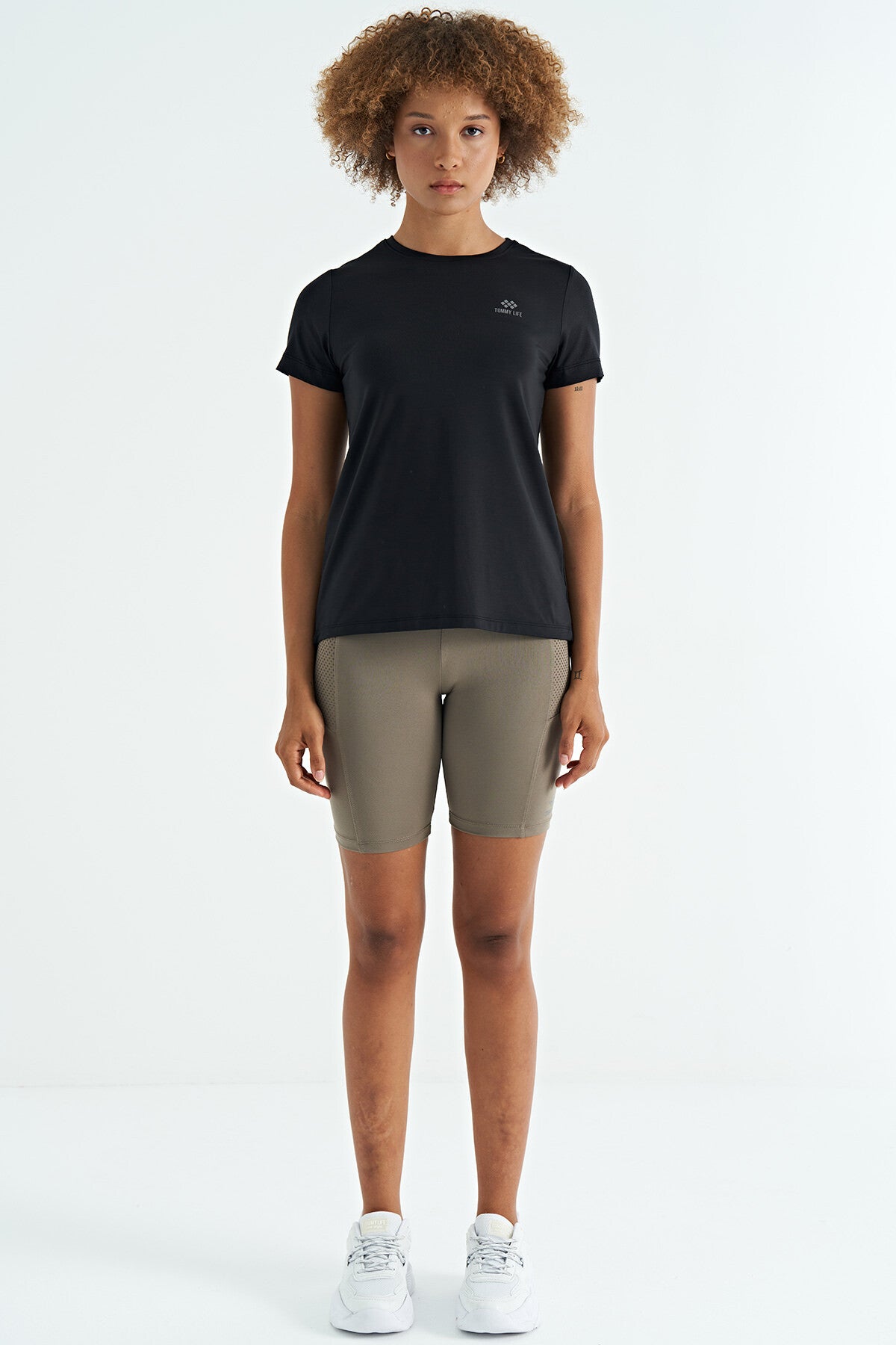 Siyah Sırt Yırtmaç Detaylı O Yaka Kısa Kollu Standart Kalıp Kadın T-Shirt - 97267