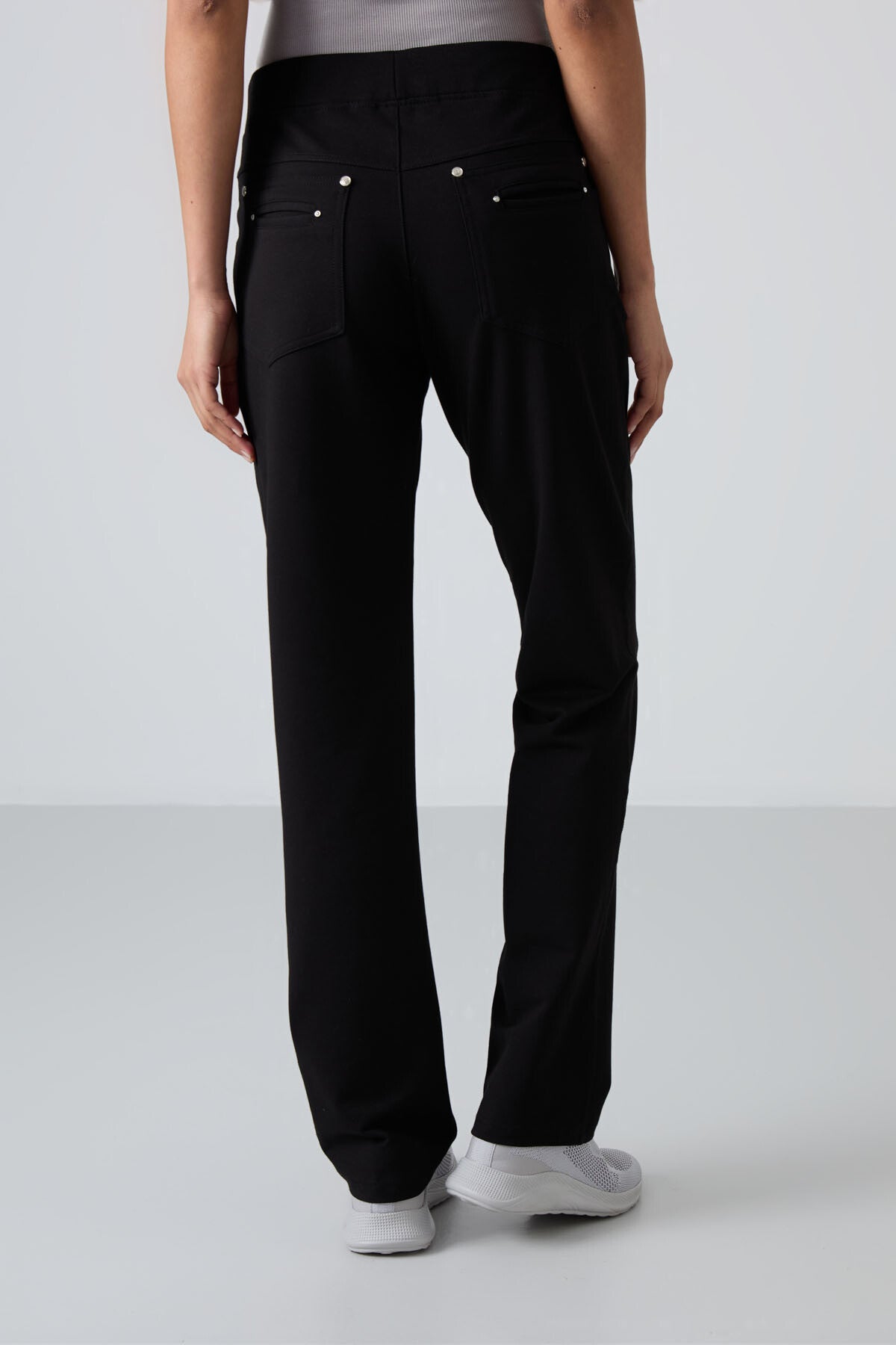 Siyah Taş Detaylı Cepli Rahat Form Klasik Paça Kadın Eşofman Altı - 94007