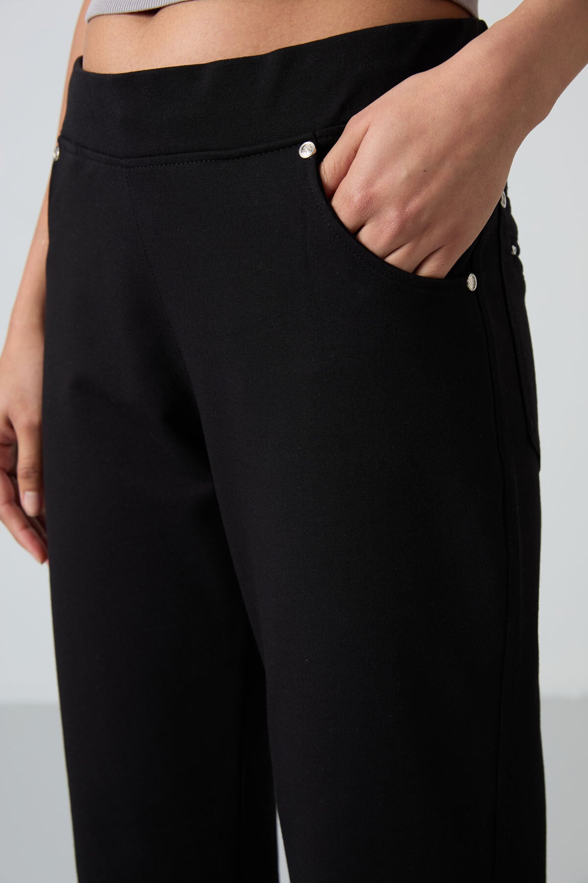 Siyah Taş Detaylı Cepli Rahat Form Klasik Paça Kadın Eşofman Altı - 94007