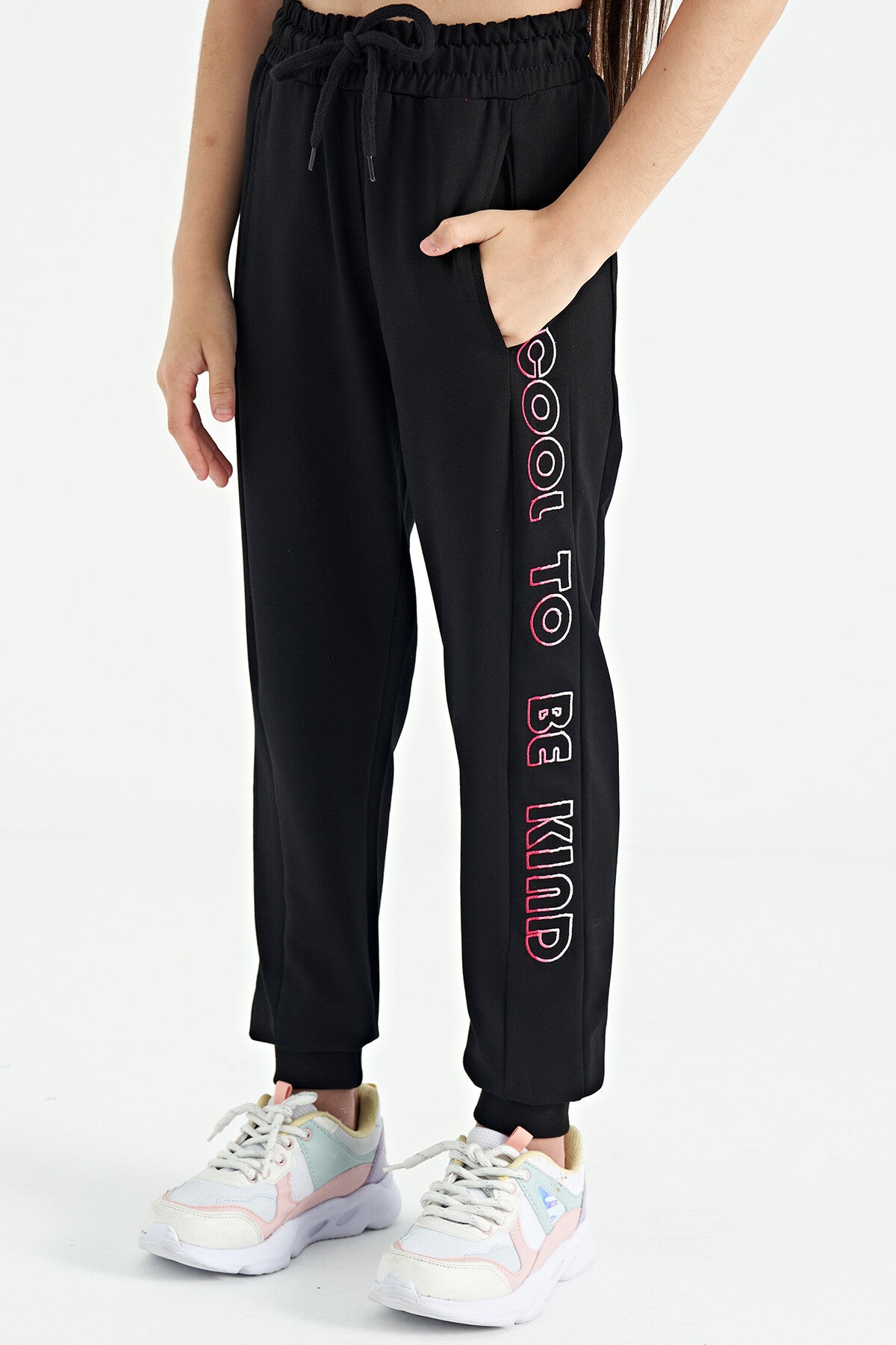 Siyah Yan Yazı Nakışlı Bağcıklı Standart Kalıp Jogger Kız Çocuk Eşofman Alt - 75123