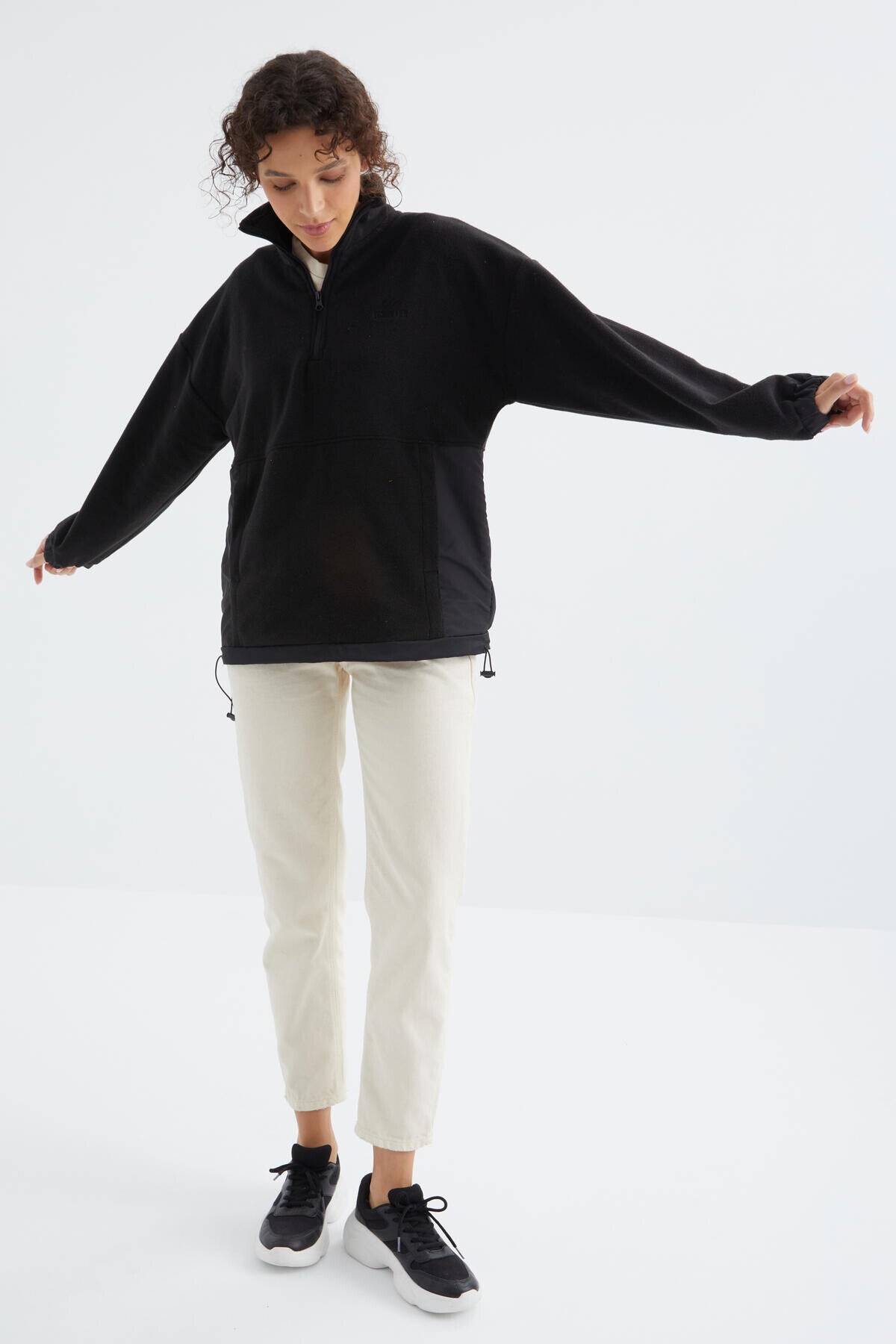 Siyah Yarım Fermuar Etek Ucu Büzgülü Dik Yaka  Oversize Kadın Polar Sweatshirt - 97236
