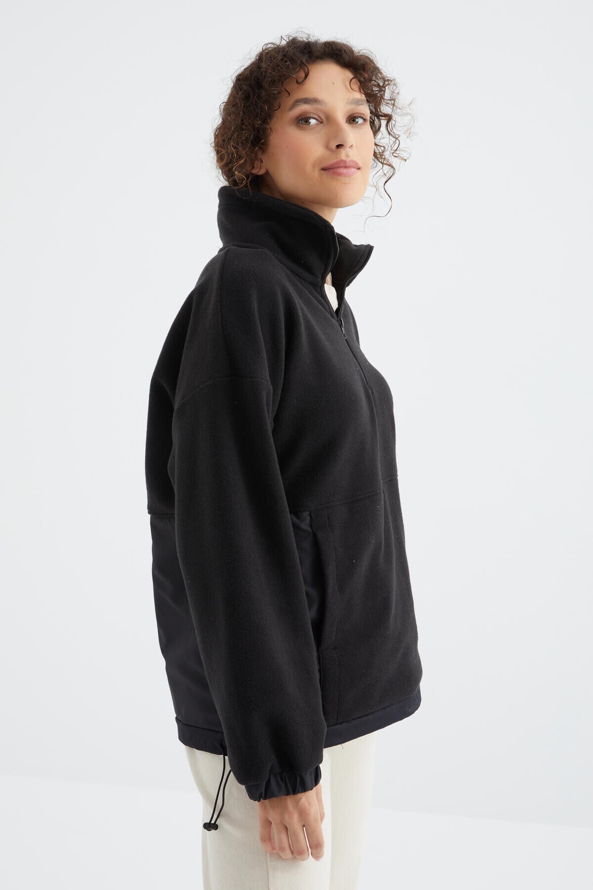 Siyah Yarım Fermuar Etek Ucu Büzgülü Dik Yaka  Oversize Kadın Polar Sweatshirt - 97236