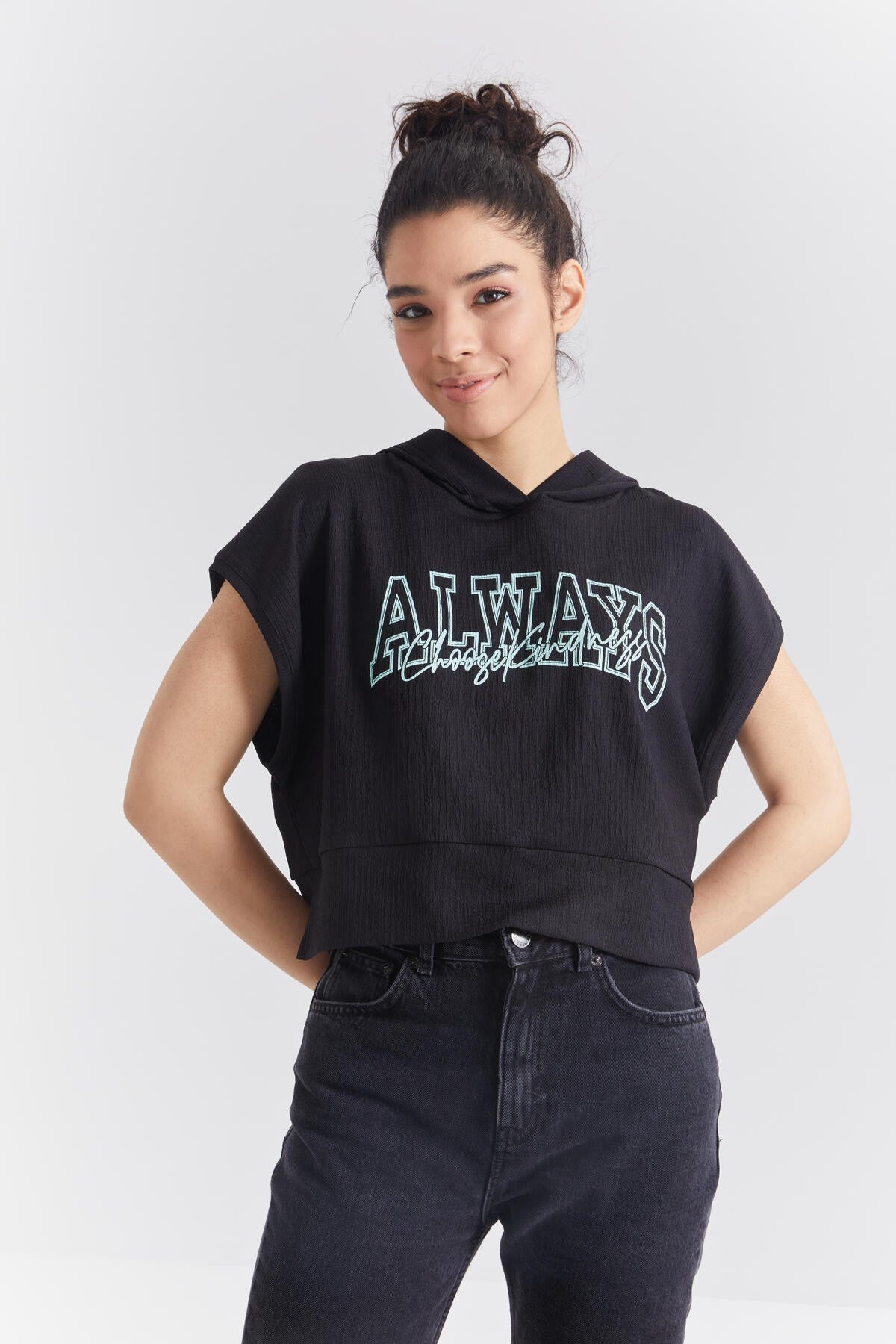 Siyah Yazı Baskılı Kapüşonlu Oversize Bürümcük Kumaş Kadın Crop Top T-Shirt  - 97229