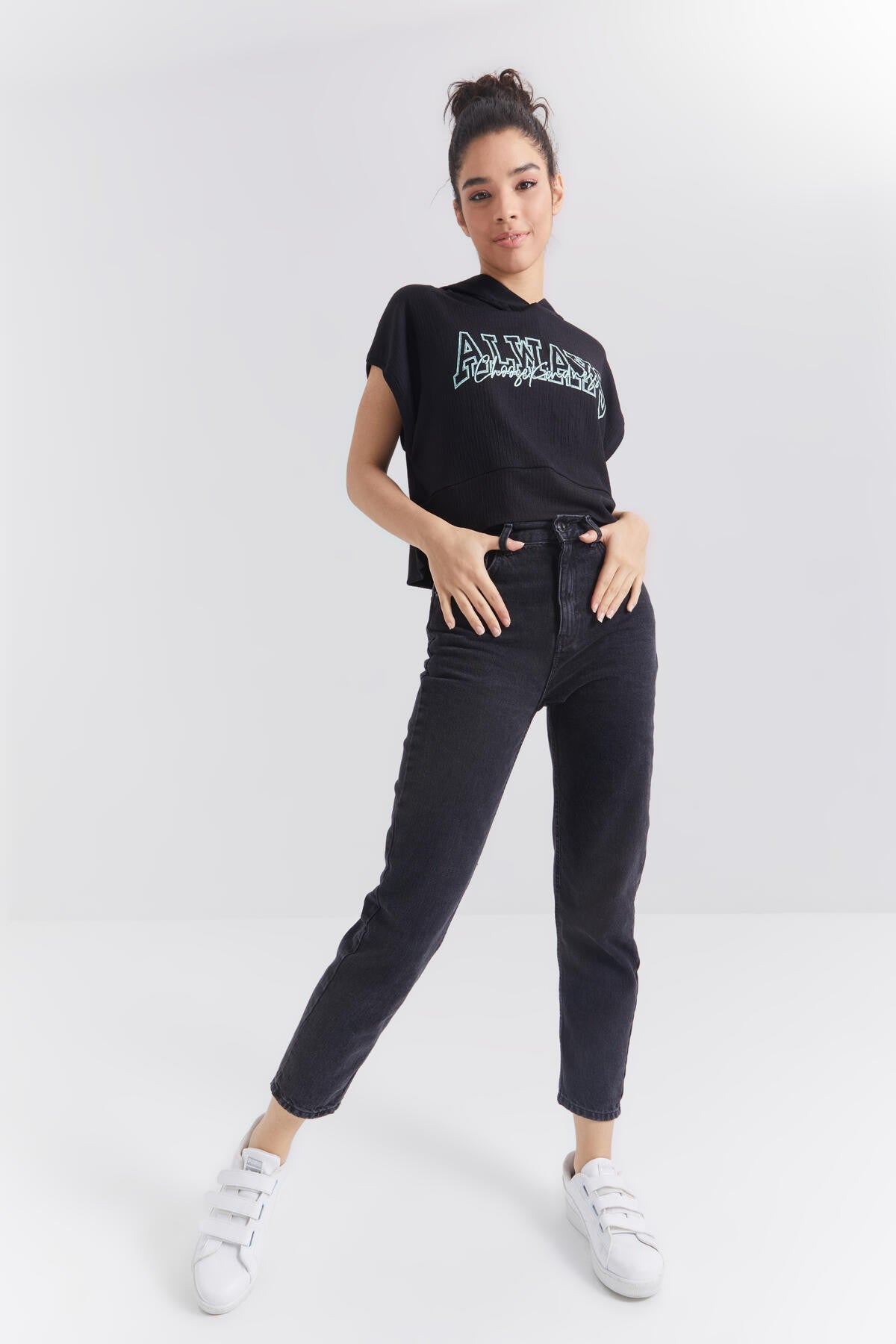 Siyah Yazı Baskılı Kapüşonlu Oversize Bürümcük Kumaş Kadın Crop Top T-Shirt  - 97229