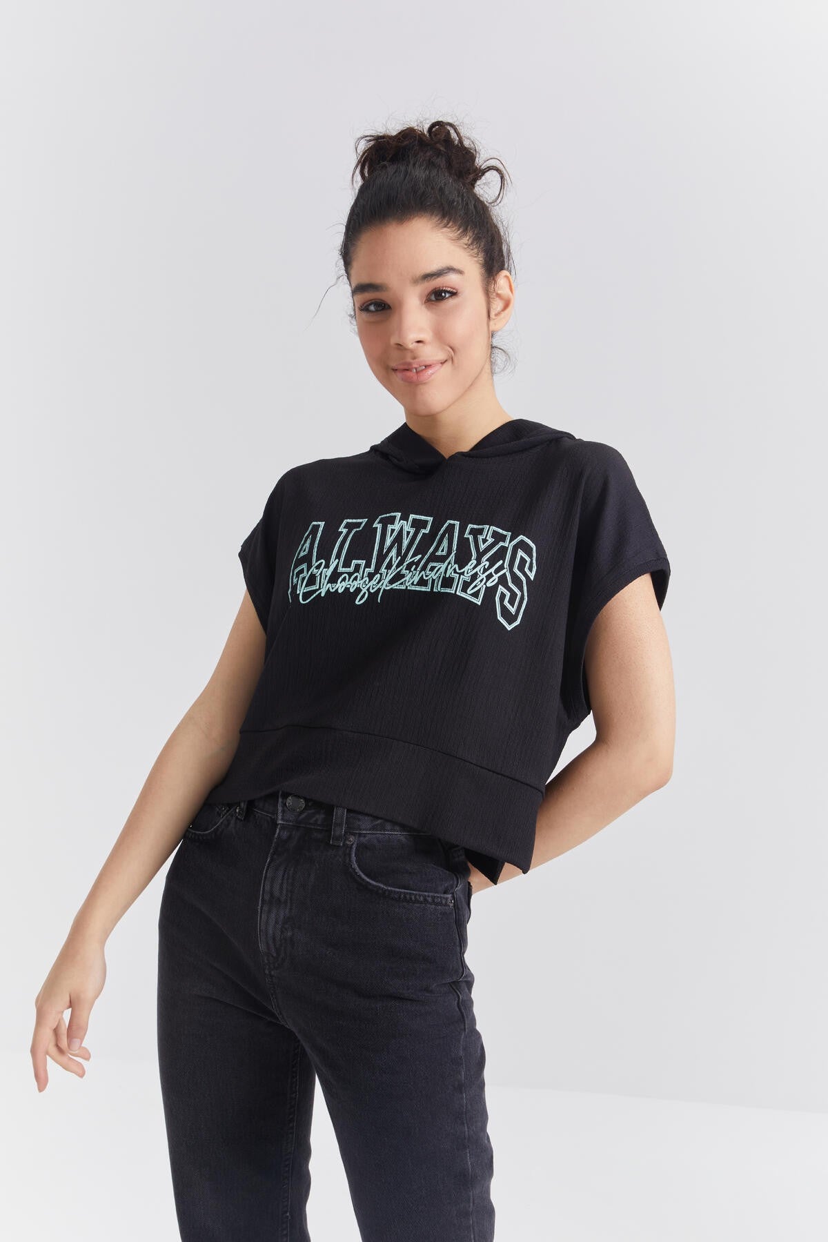Siyah Yazı Baskılı Kapüşonlu Oversize Bürümcük Kumaş Kadın Crop Top T-Shirt  - 97229