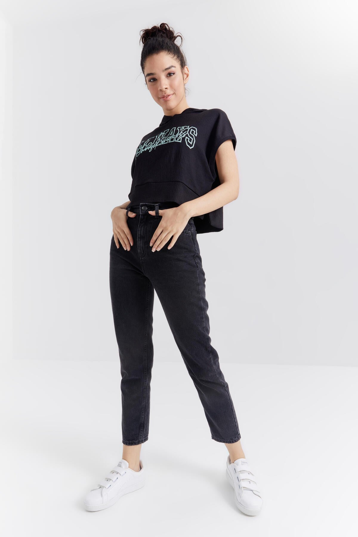 Siyah Yazı Baskılı Kapüşonlu Oversize Bürümcük Kumaş Kadın Crop Top T-Shirt  - 97229