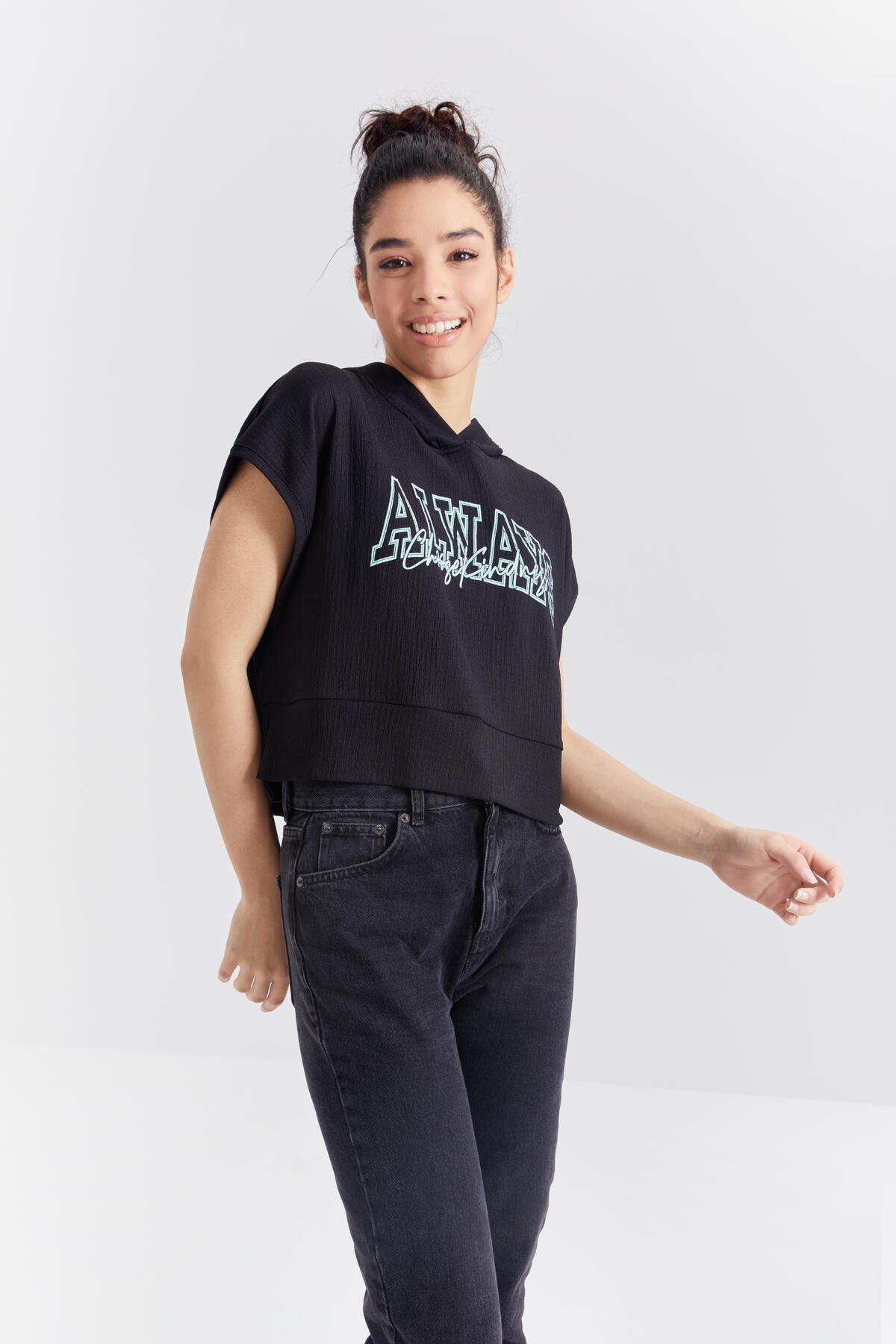Siyah Yazı Baskılı Kapüşonlu Oversize Bürümcük Kumaş Kadın Crop Top T-Shirt  - 97229