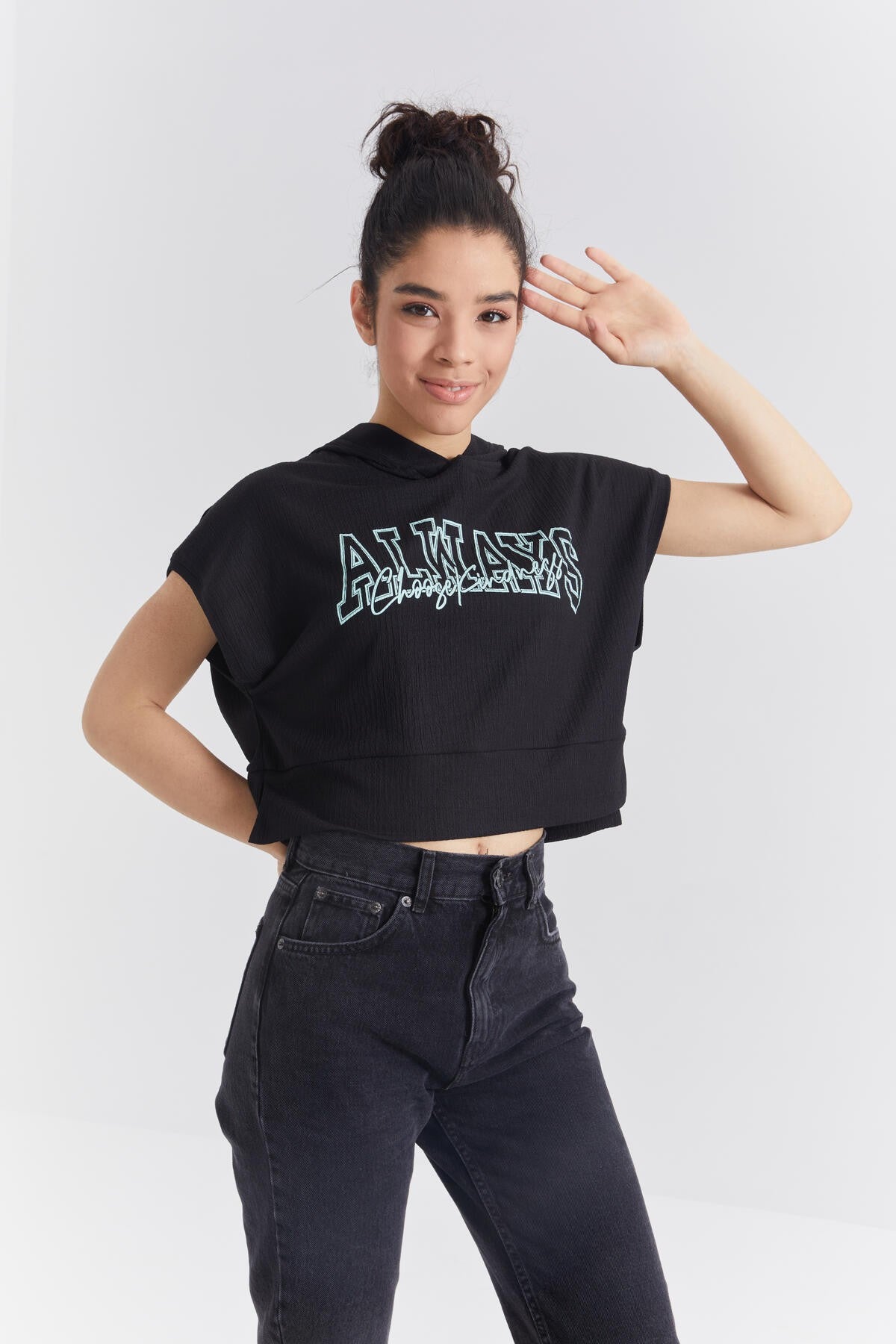 Siyah Yazı Baskılı Kapüşonlu Oversize Bürümcük Kumaş Kadın Crop Top T-Shirt  - 97229