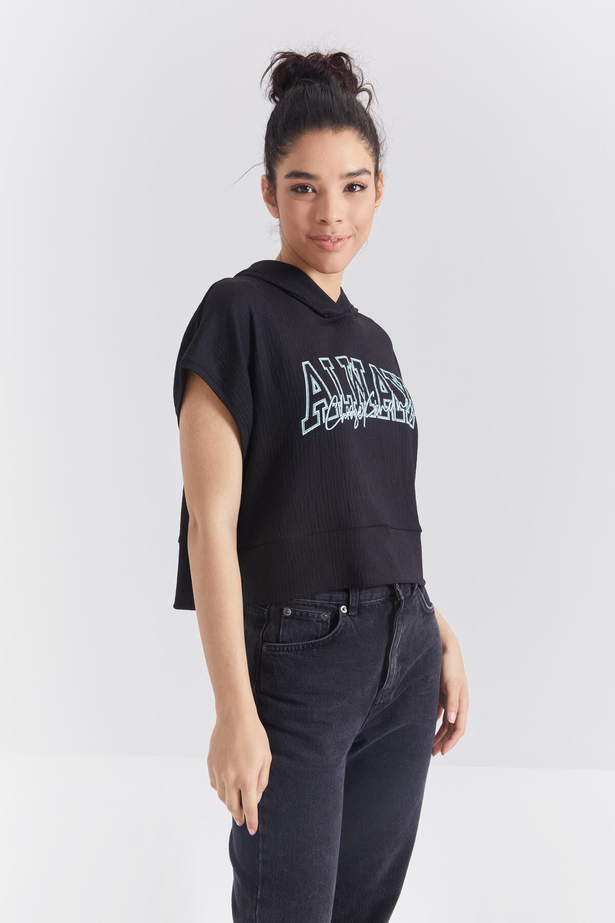 Siyah Yazı Baskılı Kapüşonlu Oversize Bürümcük Kumaş Kadın Crop Top T-Shirt  - 97229