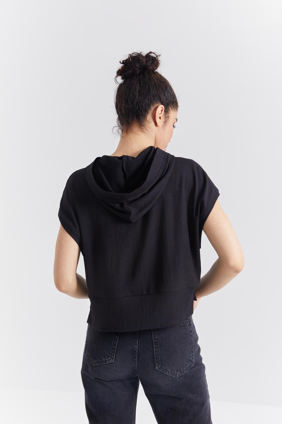 Siyah Yazı Baskılı Kapüşonlu Oversize Bürümcük Kumaş Kadın Crop Top T-Shirt  - 97229