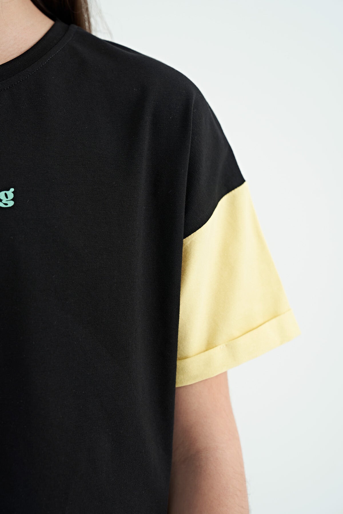 Siyah Yazı Baskılı O Yaka Düşük Omuzlu Oversize Kız Çocuk T-Shirt - 75130