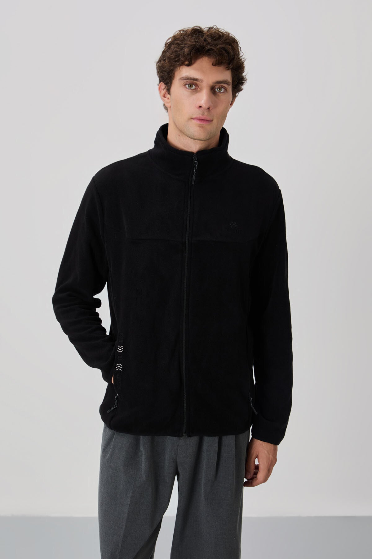 Siyah Yazı Nakışlı Dik Yaka Fermuarlı Standart Kalıp Erkek Sweatshirt Polar - 87992