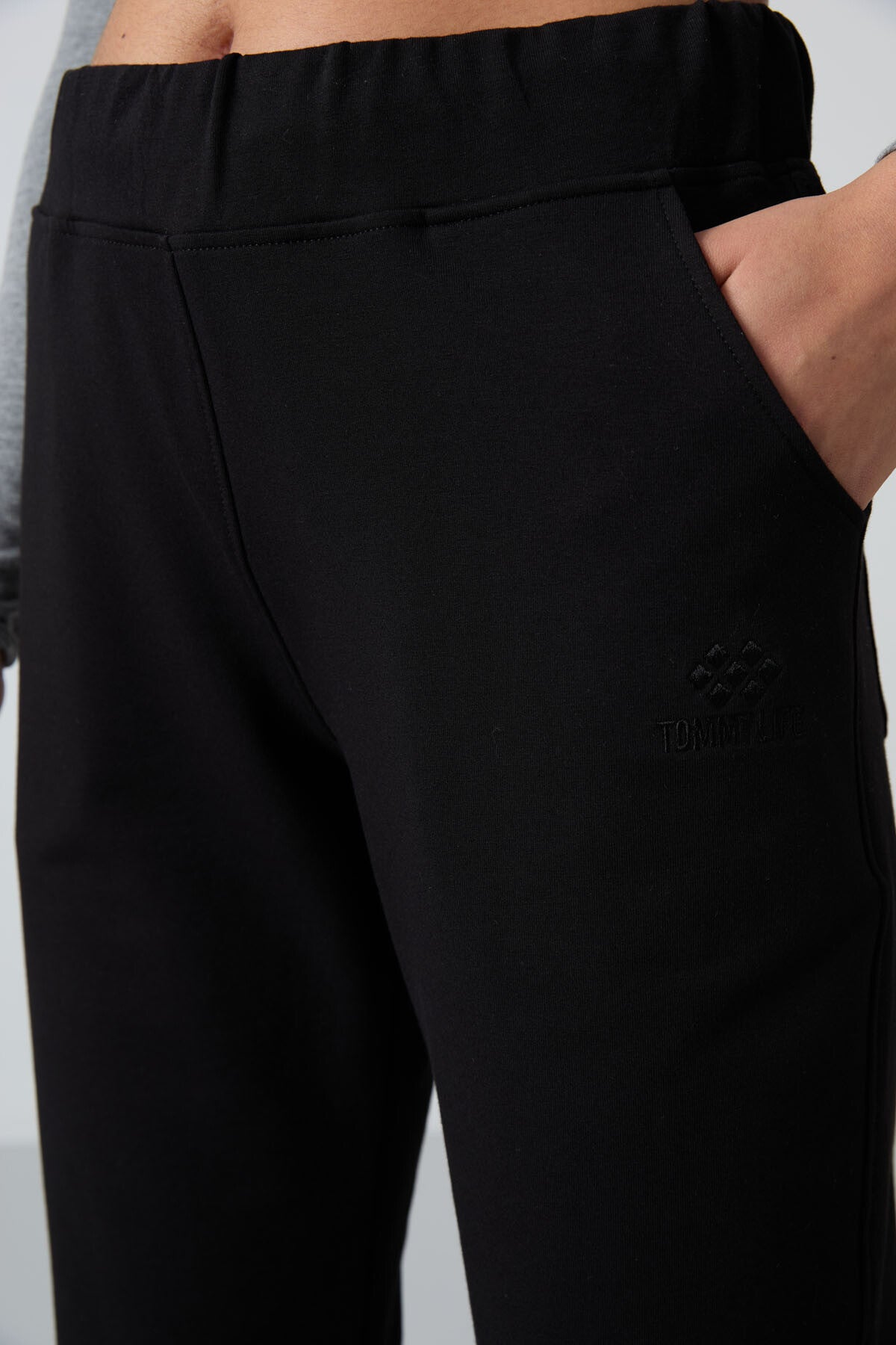 Siyah Yüksek Bel Cepli Rahat Form Klasik Paça Kadın Eşofman Alt - 94185