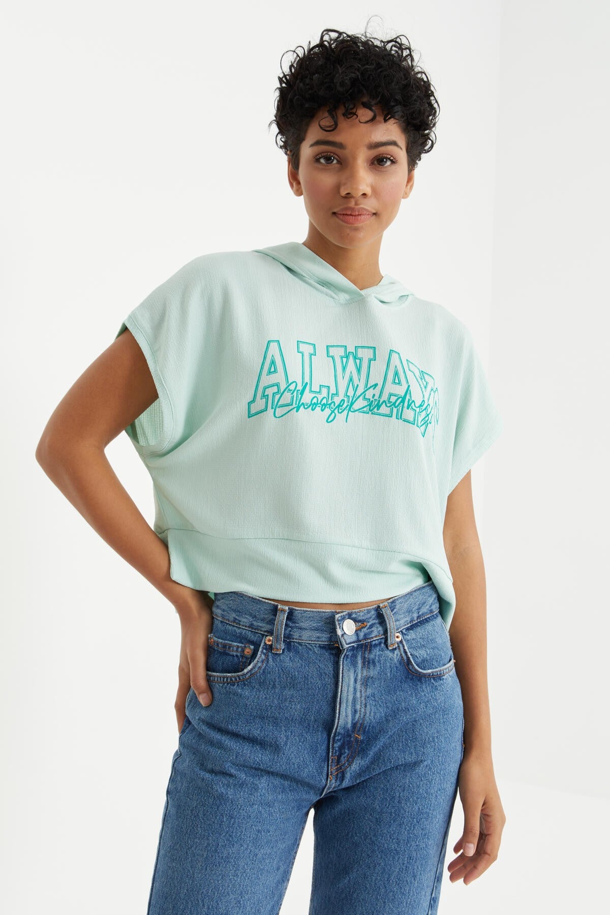 Su Yeşili Yazı Baskılı Kapüşonlu Oversize Bürümcük Kumaş Kadın Crop Top T-Shirt  - 97229