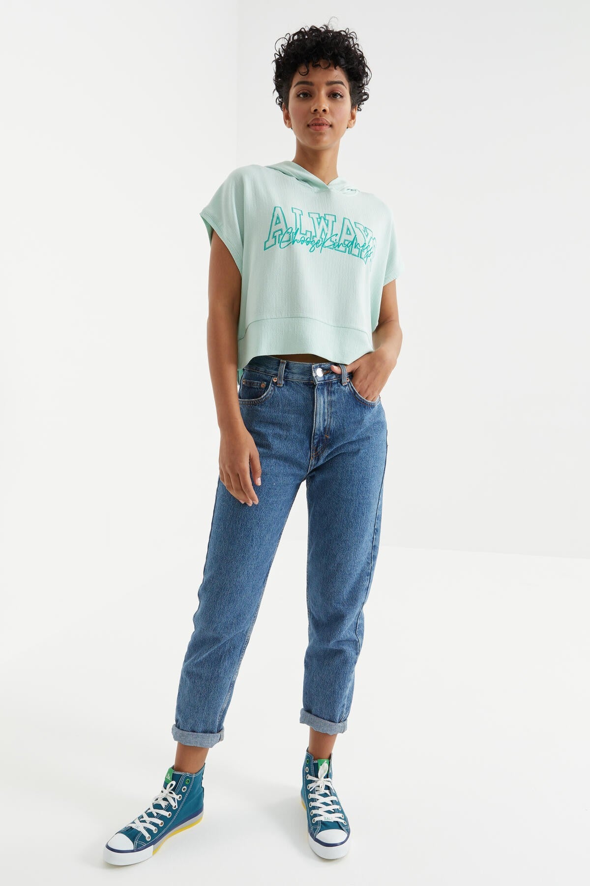 Su Yeşili Yazı Baskılı Kapüşonlu Oversize Bürümcük Kumaş Kadın Crop Top T-Shirt  - 97229