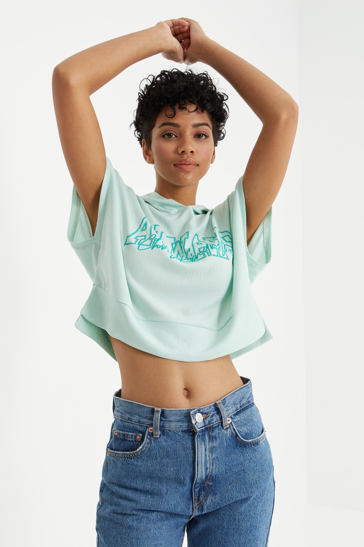 Su Yeşili Yazı Baskılı Kapüşonlu Oversize Bürümcük Kumaş Kadın Crop Top T-Shirt  - 97229