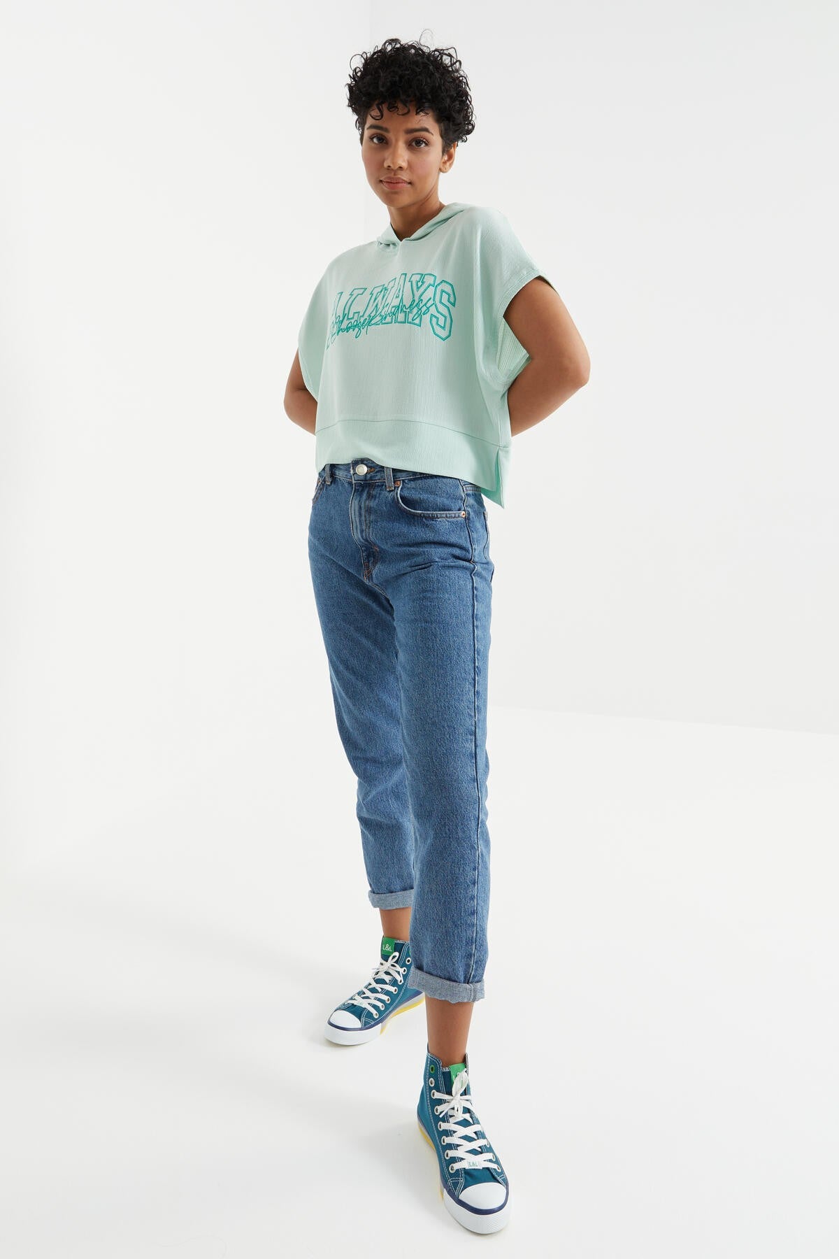 Su Yeşili Yazı Baskılı Kapüşonlu Oversize Bürümcük Kumaş Kadın Crop Top T-Shirt  - 97229