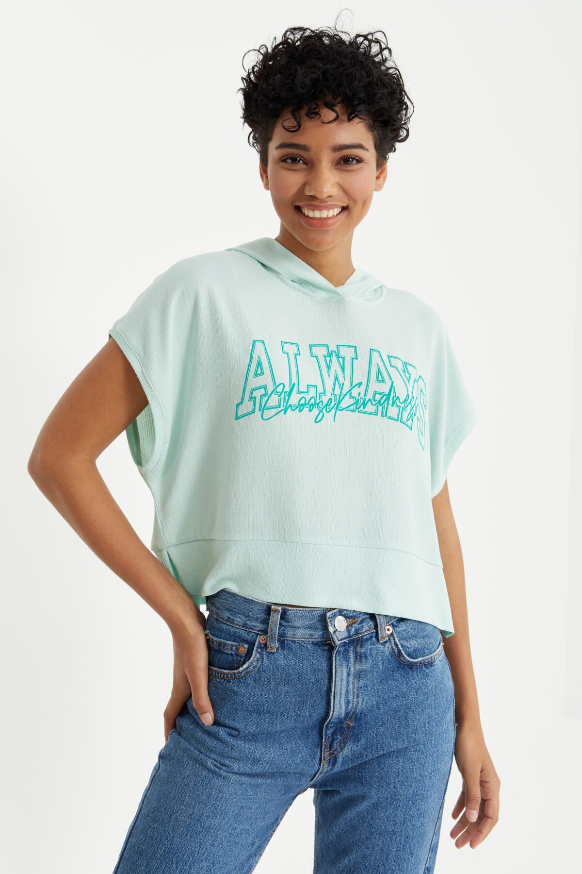 Su Yeşili Yazı Baskılı Kapüşonlu Oversize Bürümcük Kumaş Kadın Crop Top T-Shirt  - 97229