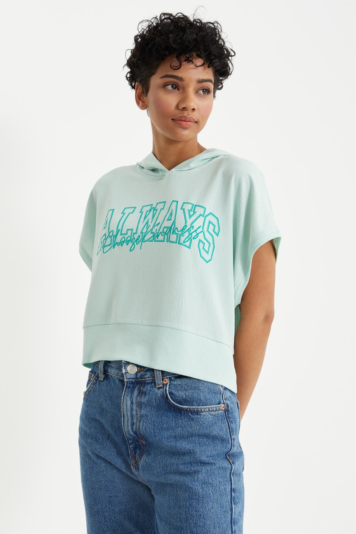 Su Yeşili Yazı Baskılı Kapüşonlu Oversize Bürümcük Kumaş Kadın Crop Top T-Shirt  - 97229