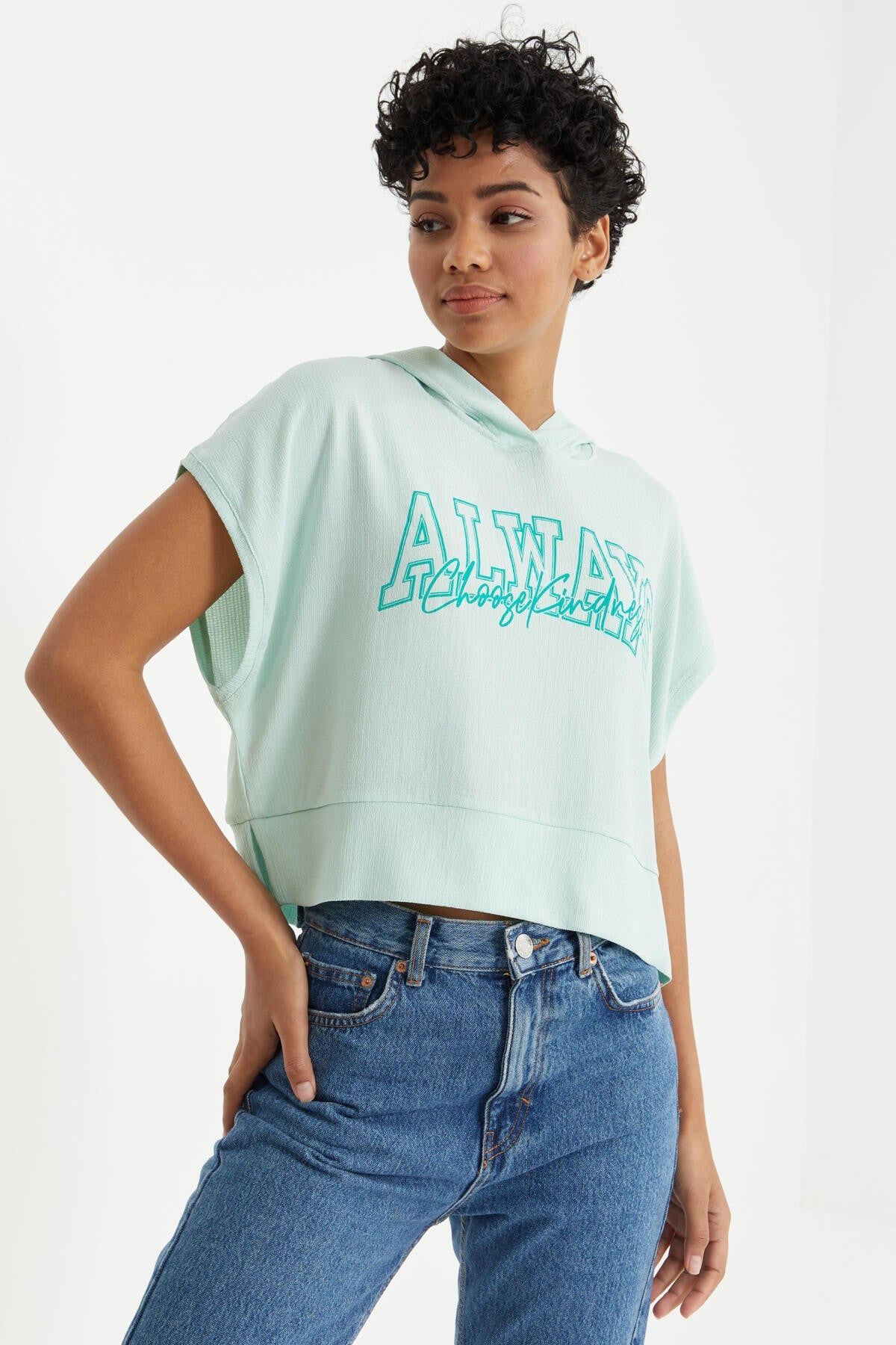 Su Yeşili Yazı Baskılı Kapüşonlu Oversize Bürümcük Kumaş Kadın Crop Top T-Shirt  - 97229