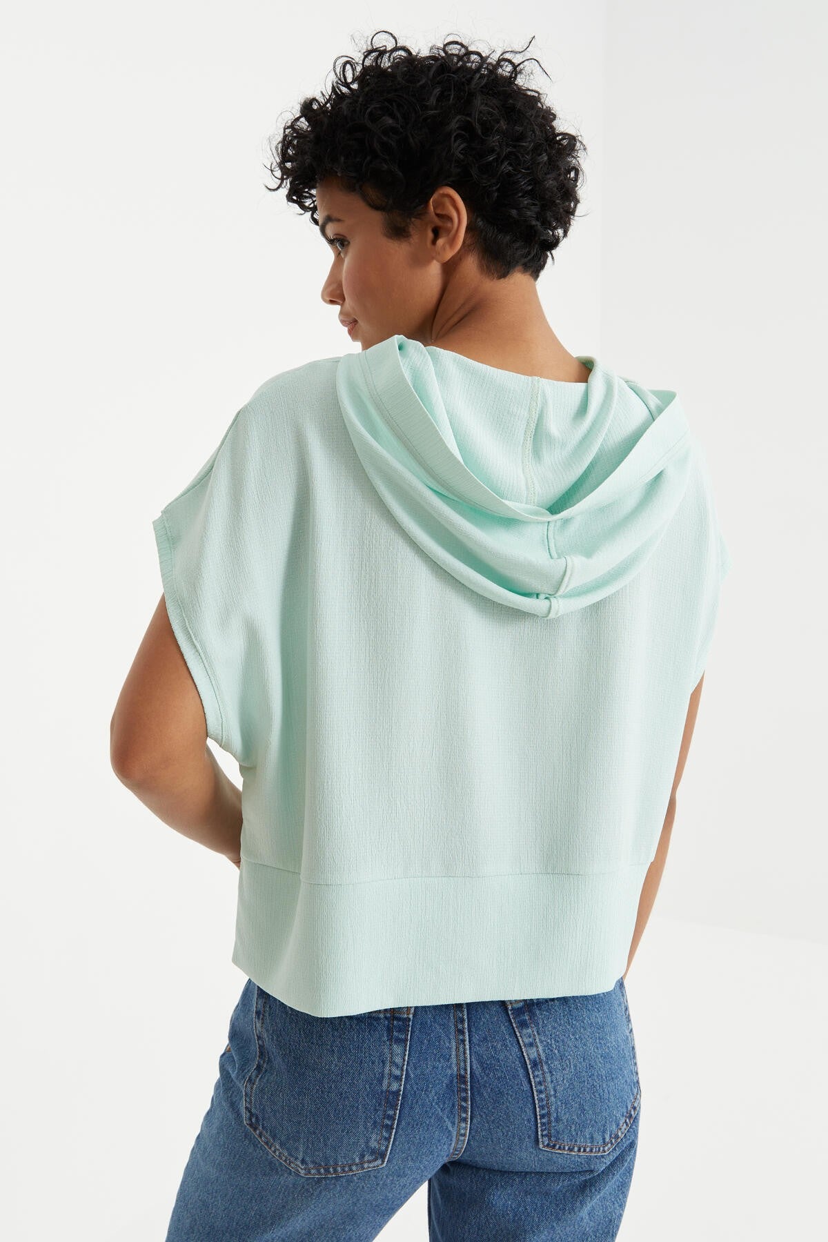 Su Yeşili Yazı Baskılı Kapüşonlu Oversize Bürümcük Kumaş Kadın Crop Top T-Shirt  - 97229