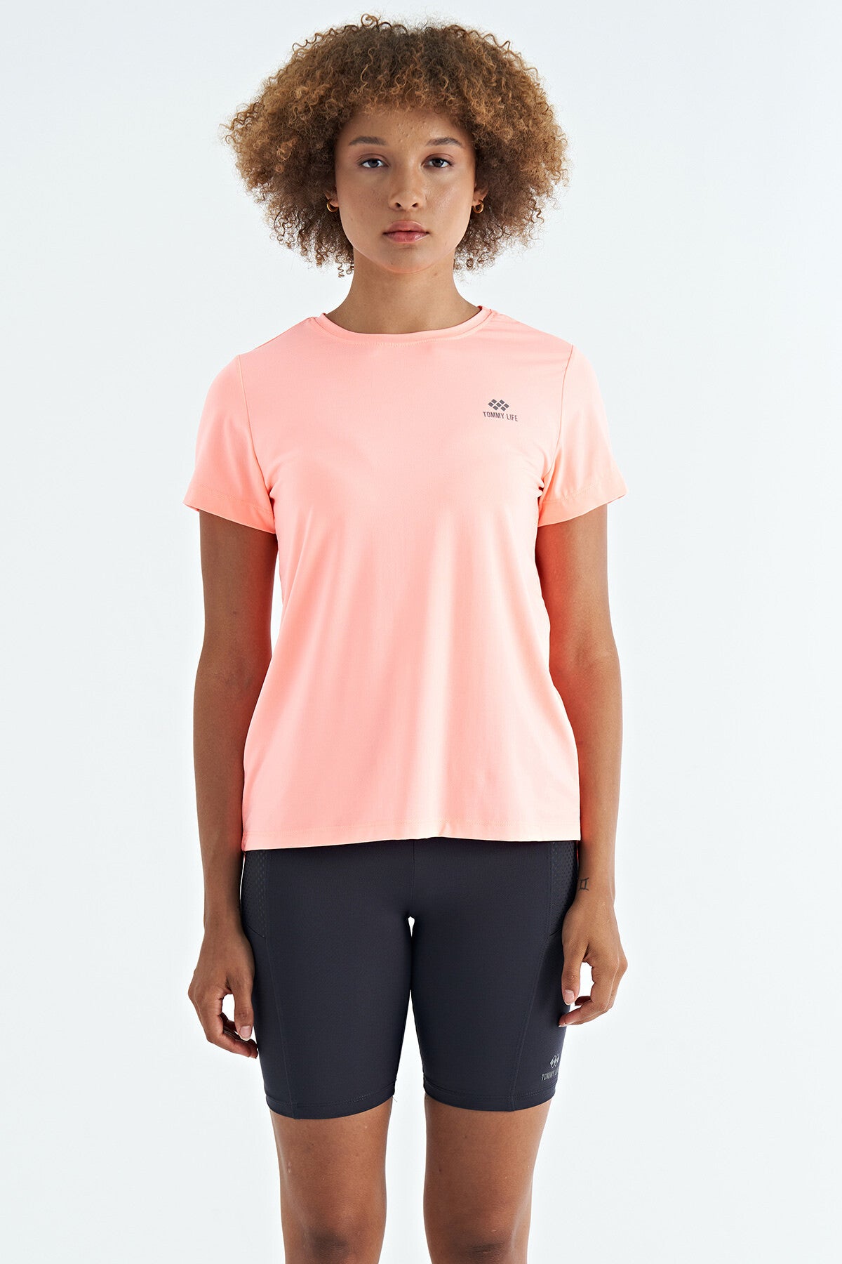 Yavruagzı Sırt Yırtmaç Detaylı O Yaka Kısa Kollu Standart Kalıp Kadın T-Shirt - 97267