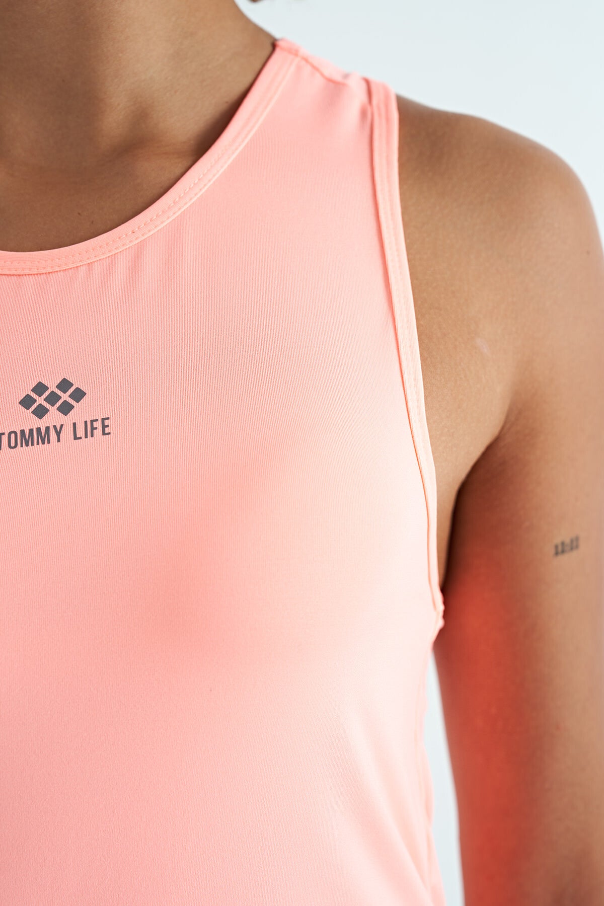 Yavruagzı Yırtmaç Detaylı O Yaka Sıfır Kollu Standart Kalıp Kadın Spor Atlet - 97256