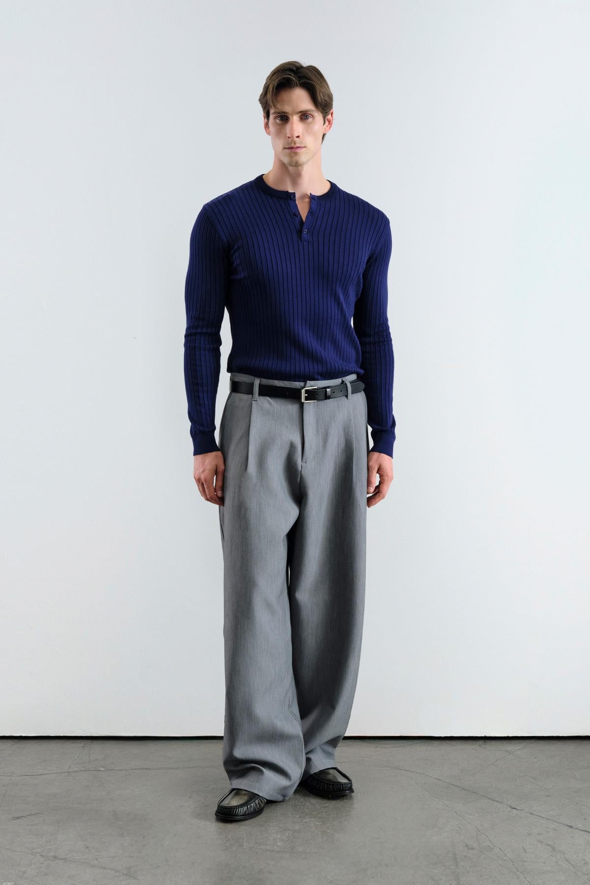 BOL KESİM GENİŞ PAÇALI PİLİLİ DÖKÜMLÜ GRİ PANTOLON