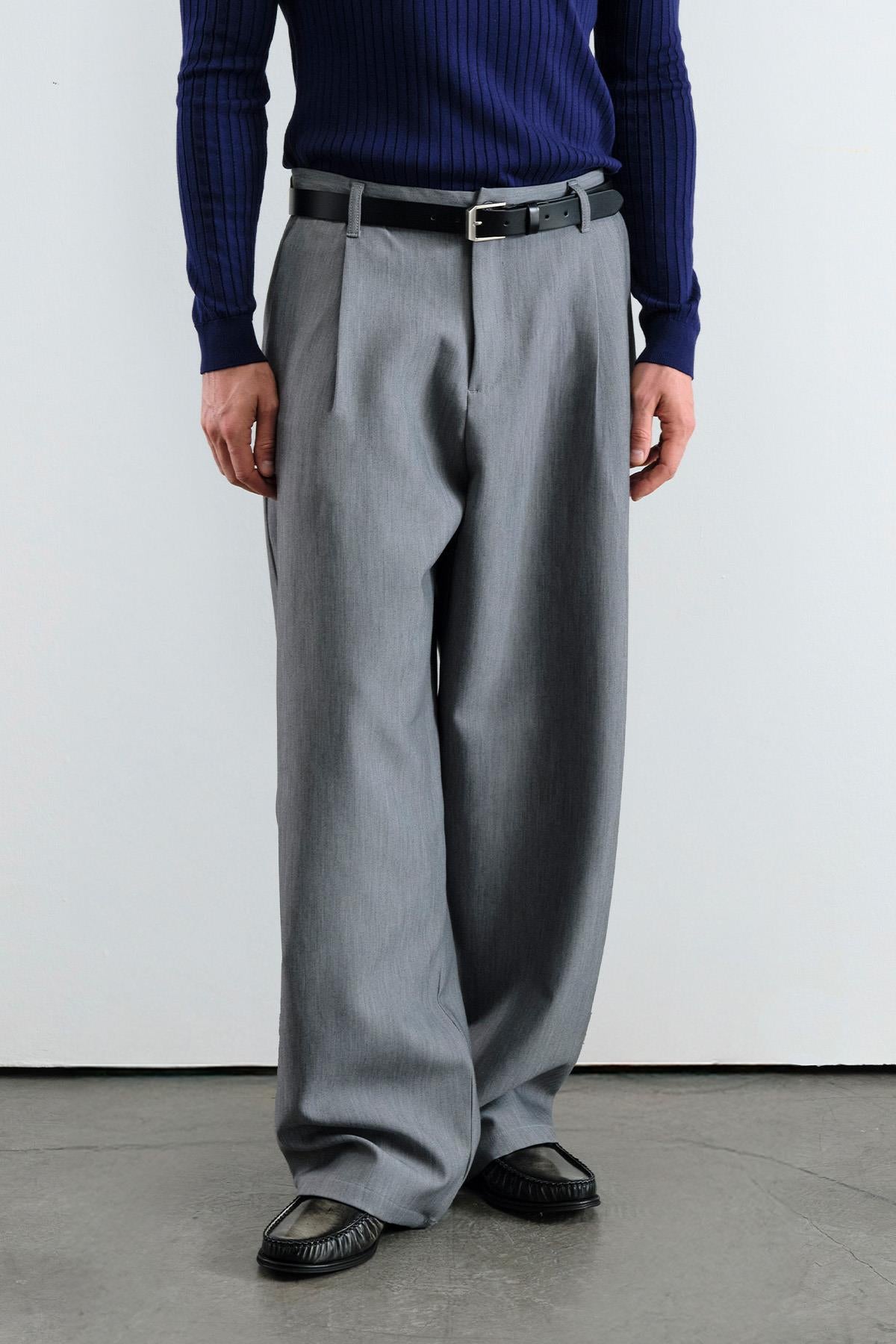 BOL KESİM GENİŞ PAÇALI PİLİLİ DÖKÜMLÜ GRİ PANTOLON